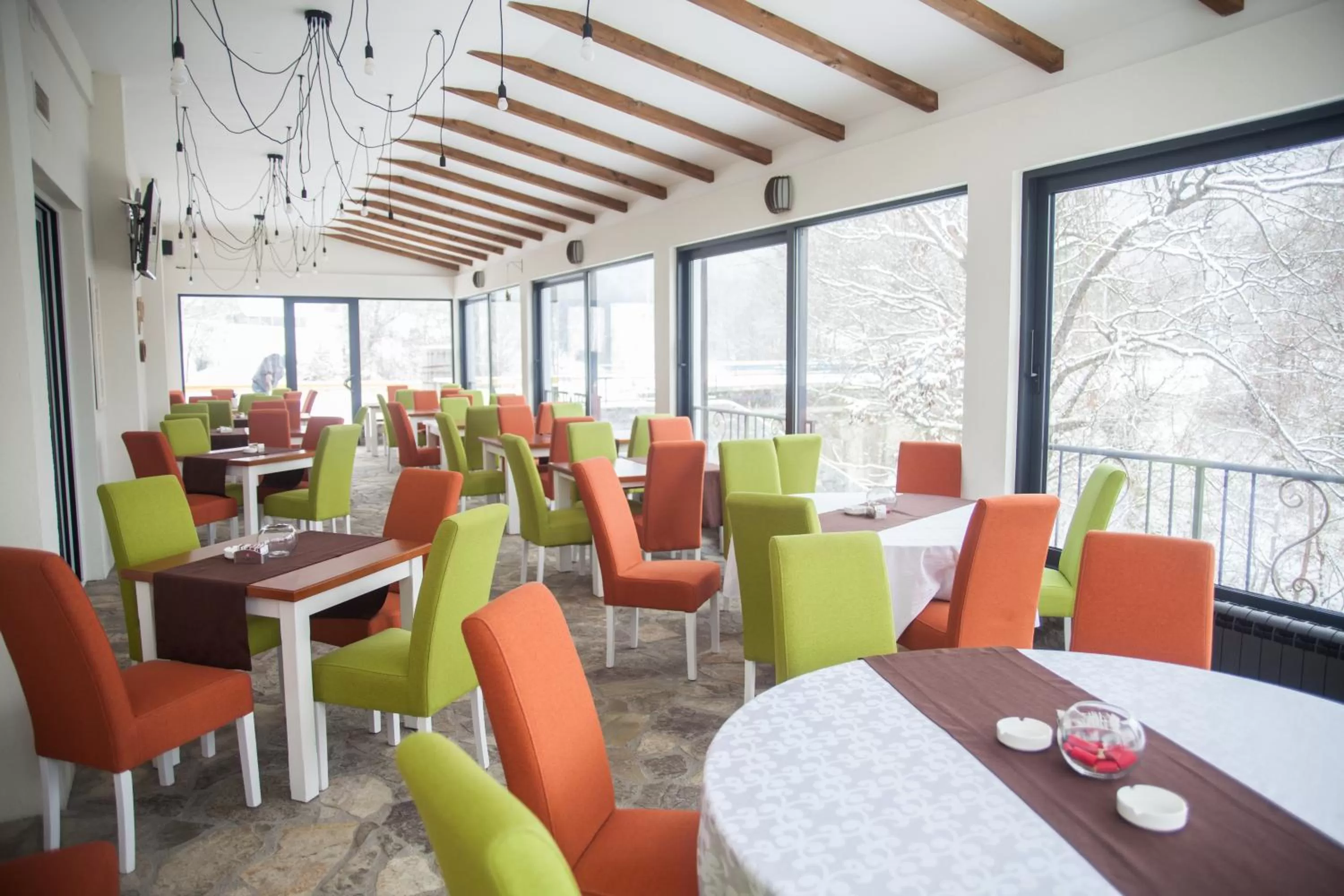 Restaurant/places to eat in Hotel Serdar