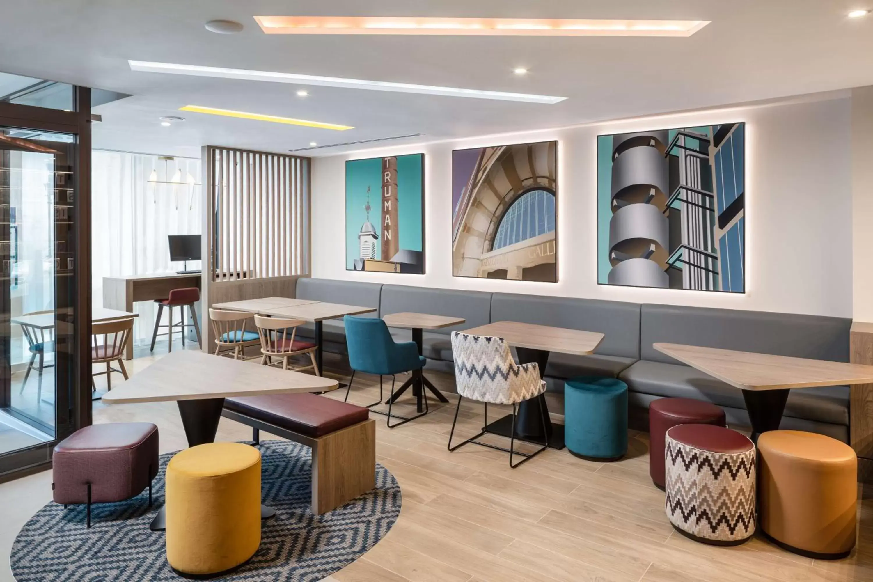Lobby or reception, Lounge/Bar in Hampton By Hilton London City