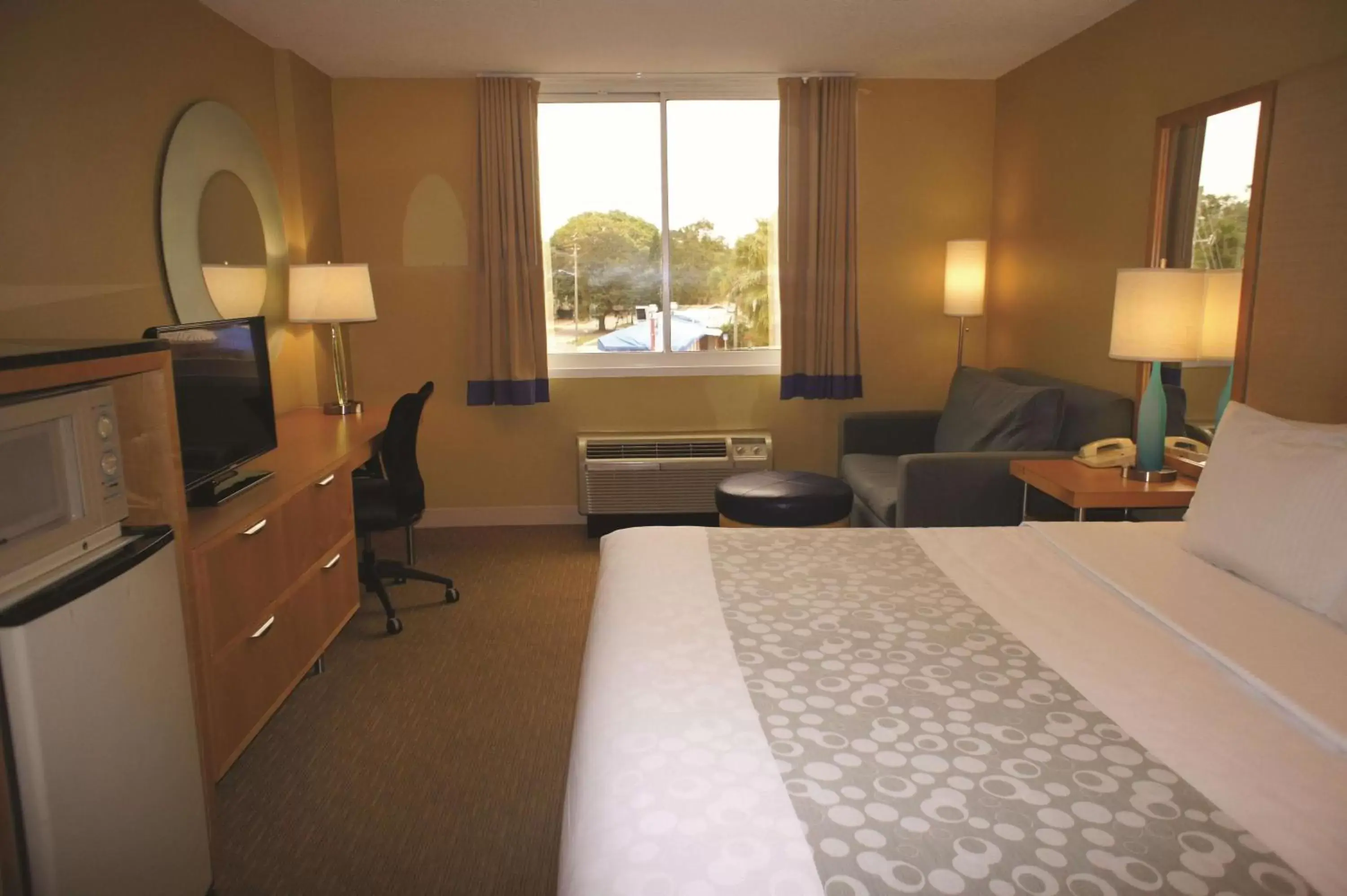 Photo of the whole room, Bed in La Quinta by Wyndham Sarasota Downtown