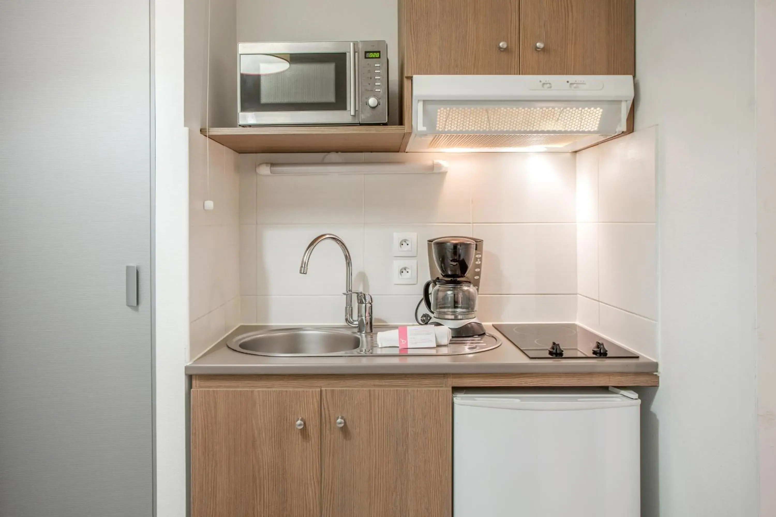 Coffee/tea facilities, Kitchen/Kitchenette in Appart'City Annemasse Centre