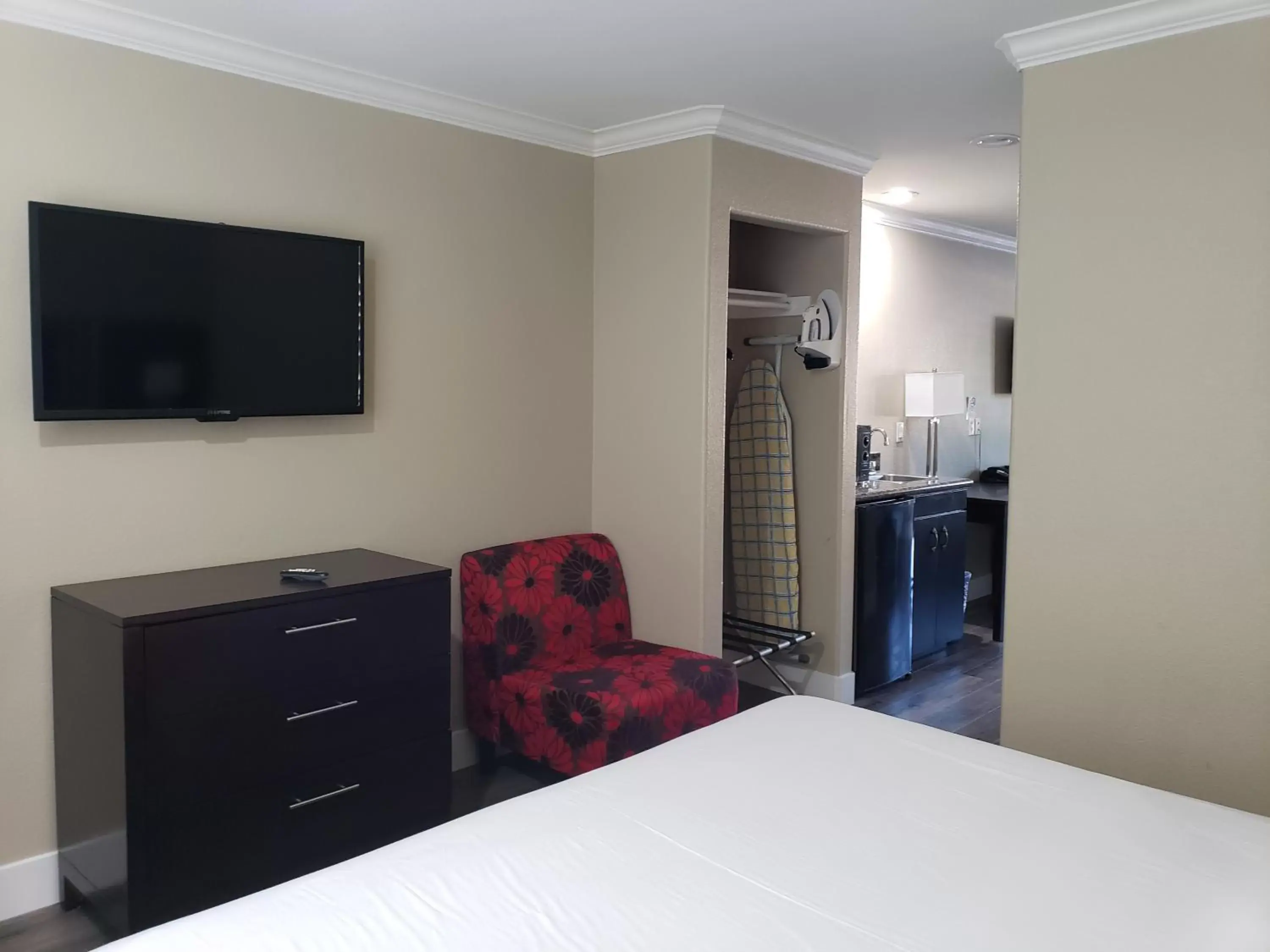 Bedroom, TV/Entertainment Center in Fairview Inn & Suites