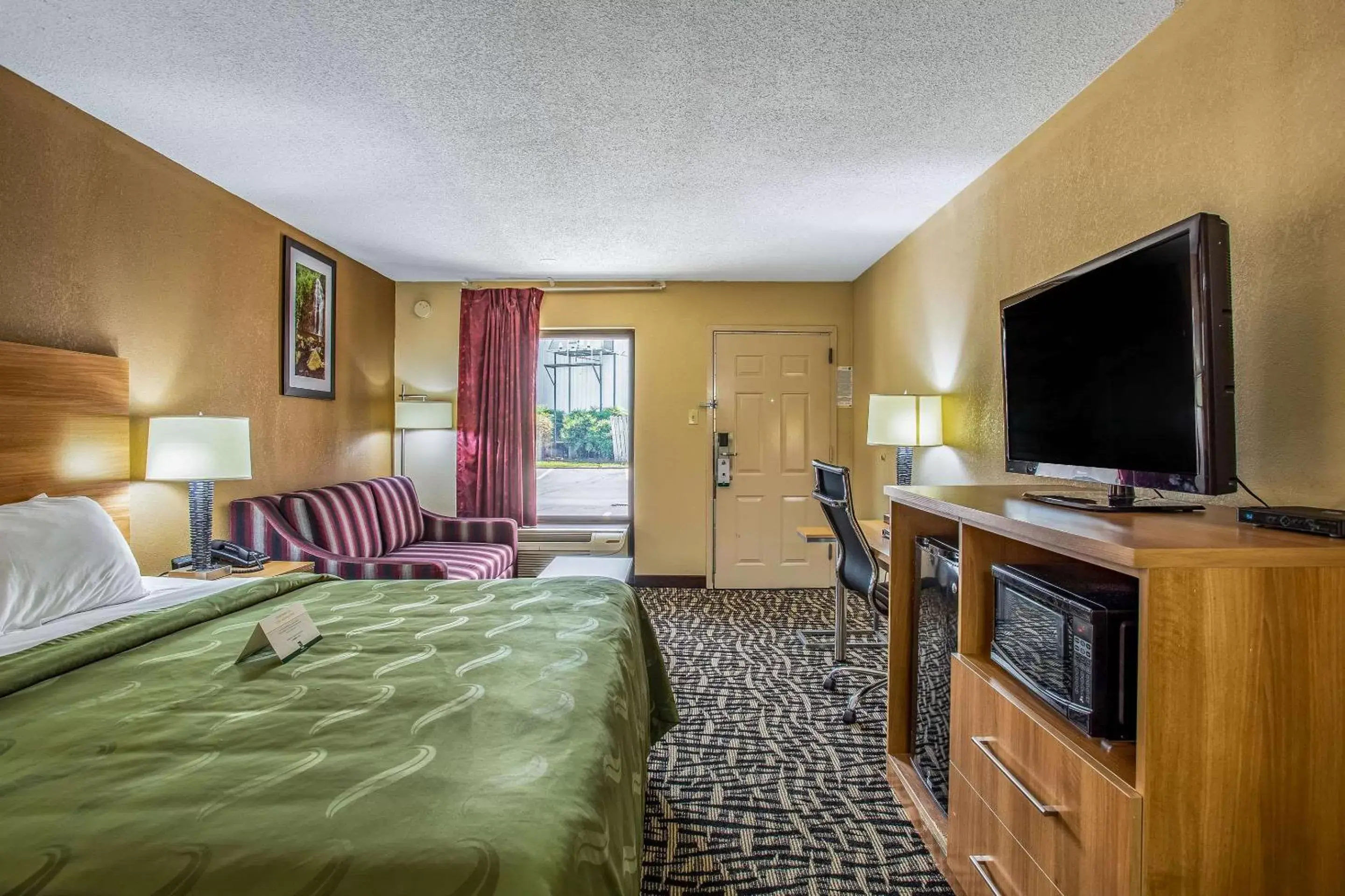 Photo of the whole room, TV/Entertainment Center in Quality Inn Bowling Green