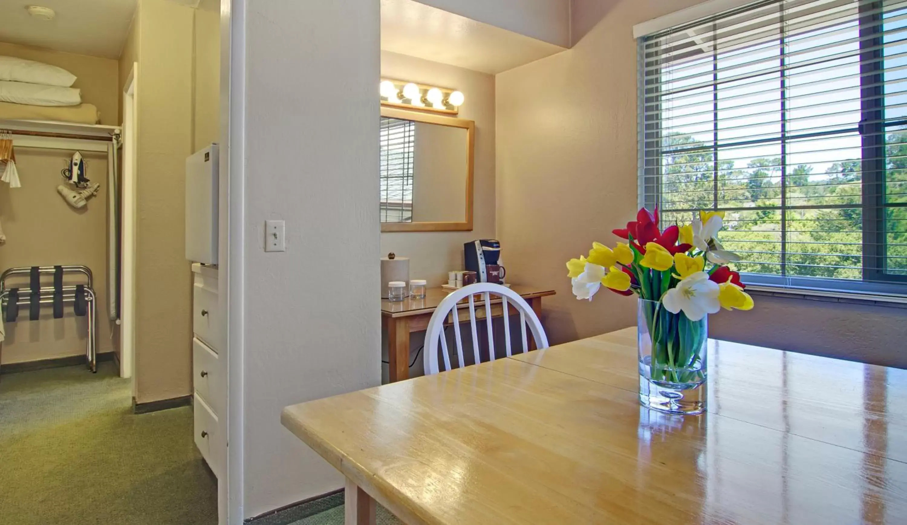 Photo of the whole room, Dining Area in Svendsgaard's Inn