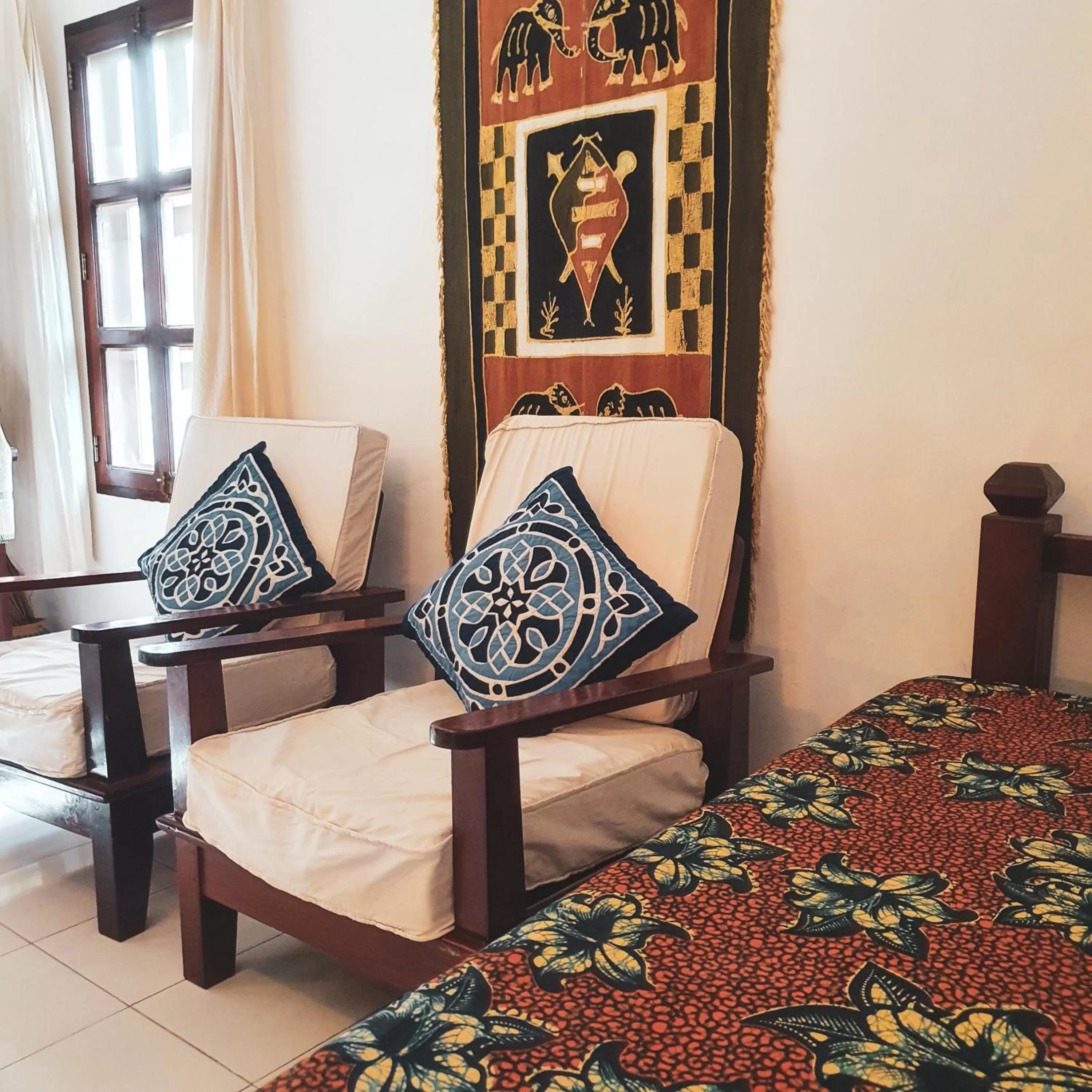 Seating area, Bed in Flame Tree Cottages