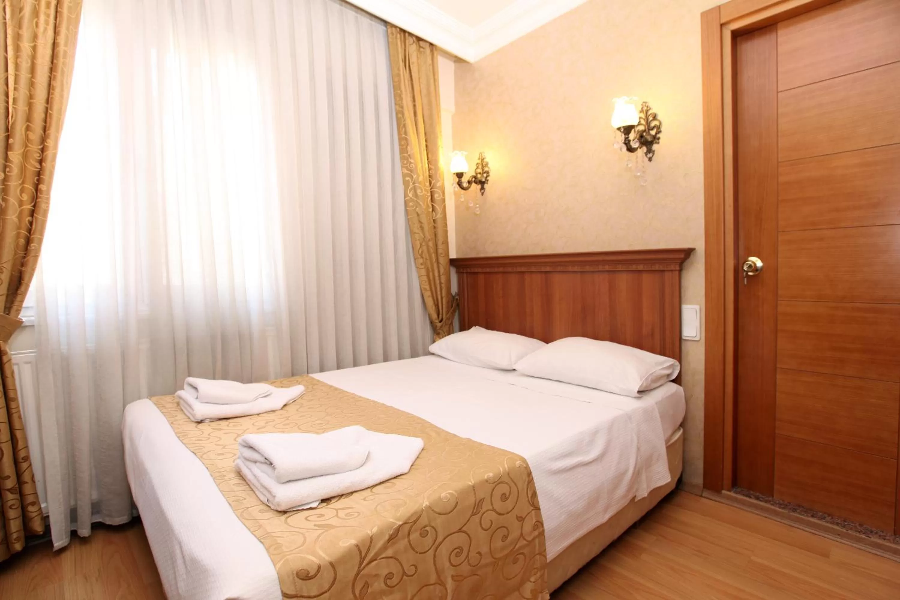 Photo of the whole room, Bed in Sirkeci Park Hotel