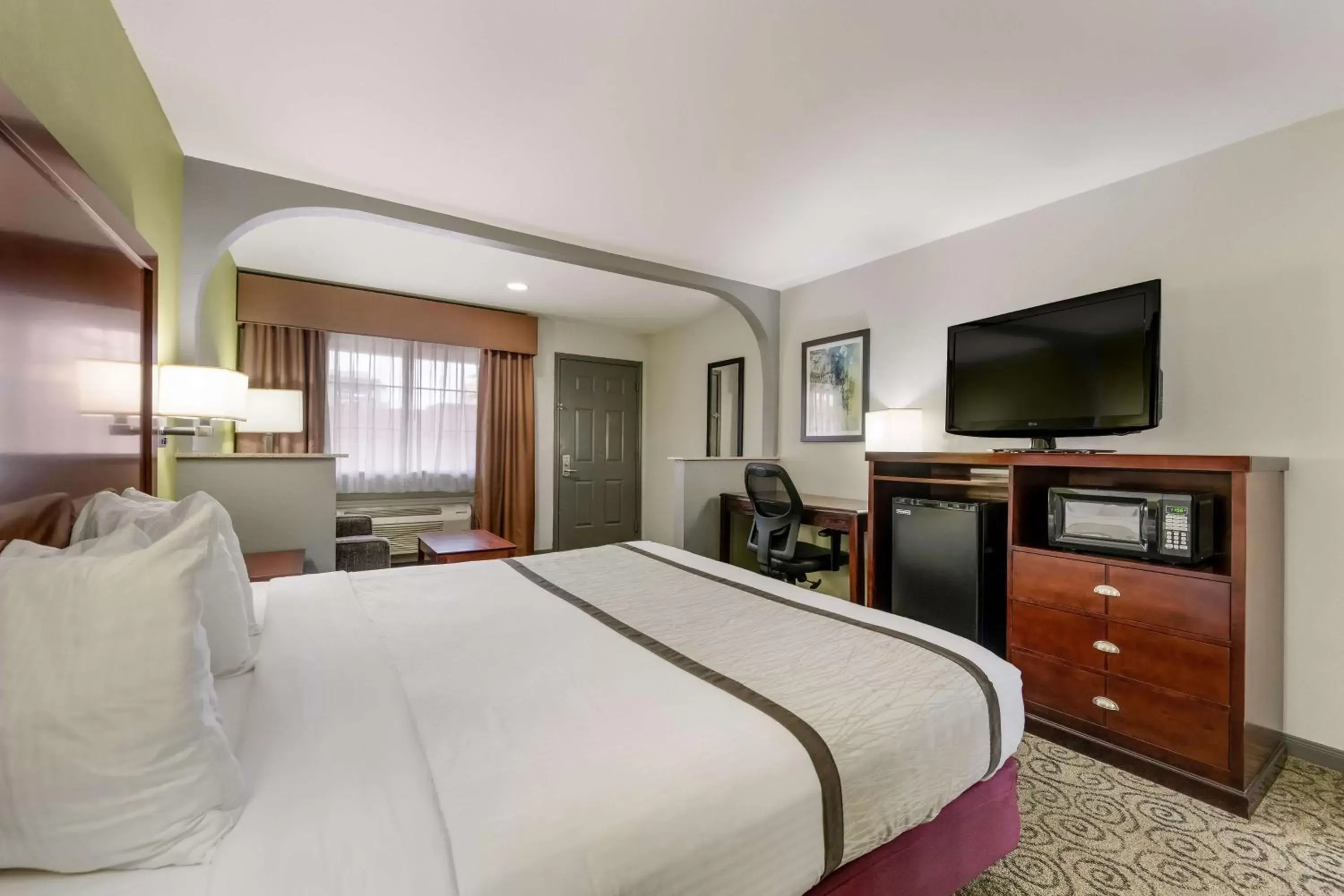 Bedroom, Bed in SureStay Hotel by Best Western Deer Park