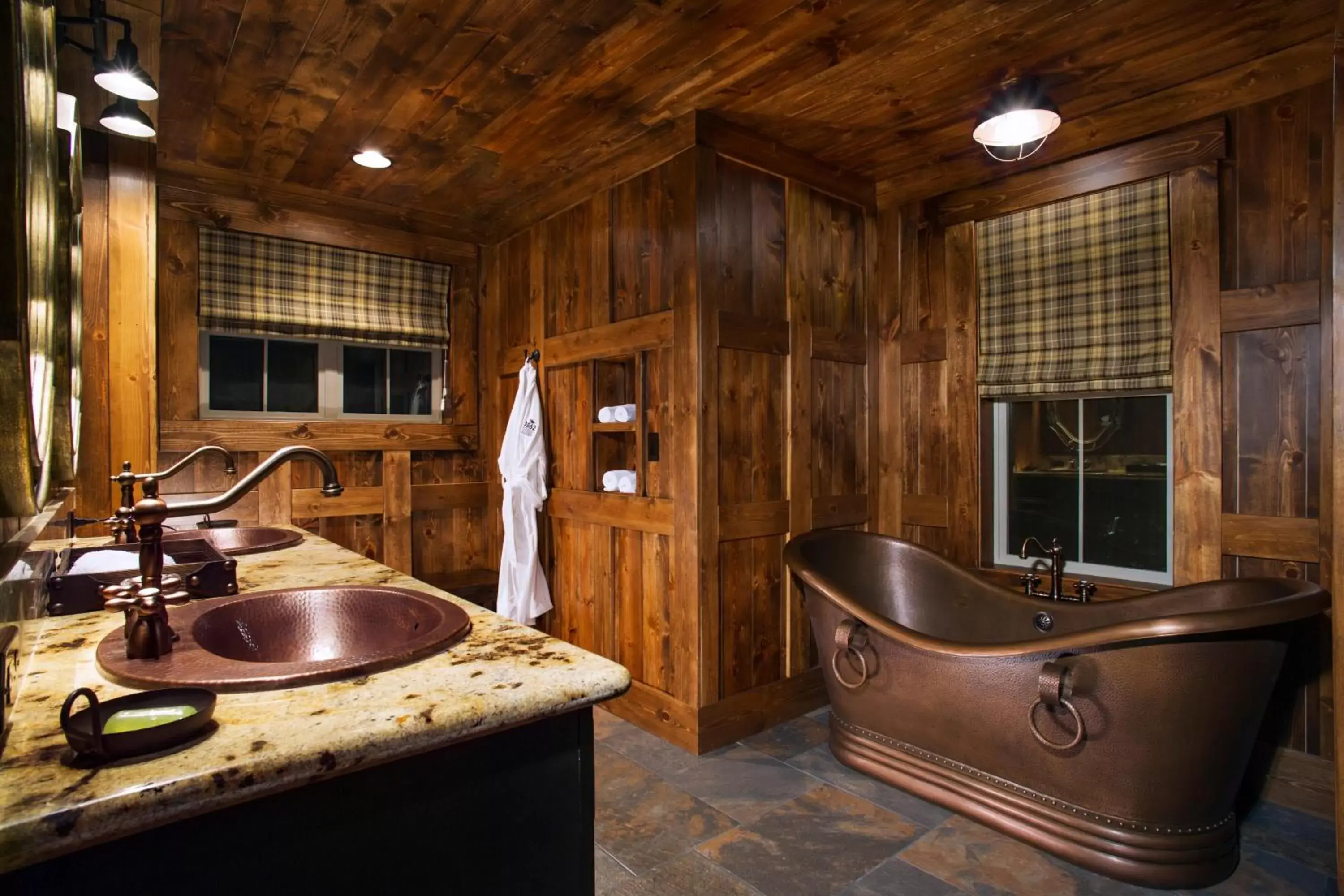 Bathroom, Kitchen/Kitchenette in Holiday Inn Club Vacations - David Walley's Resort, an IHG Hotel