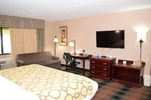 Bed, TV/Entertainment Center in Baymont by Wyndham Michigan City