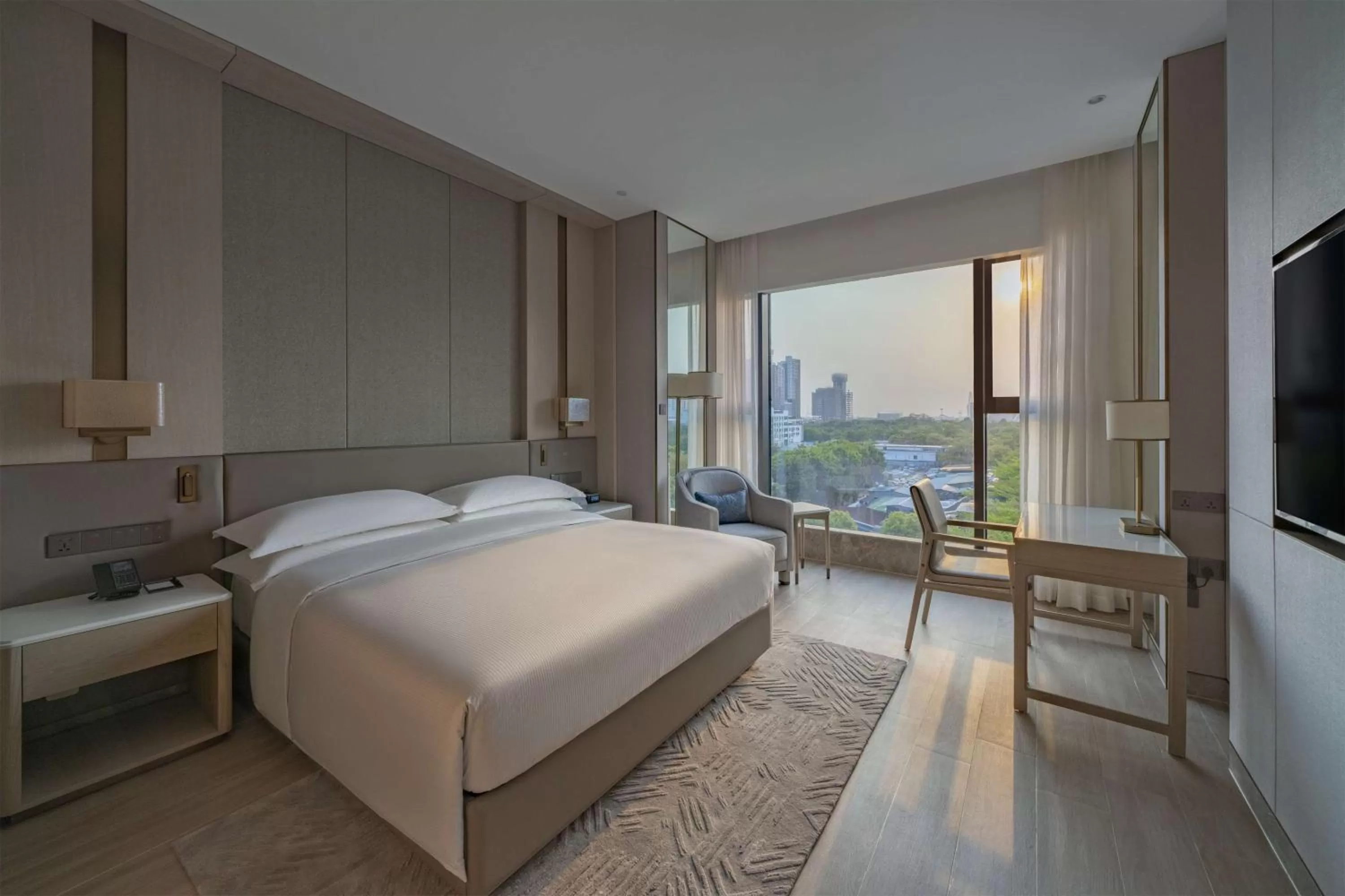 Bedroom, Bed in DoubleTree By Hilton Shenzhen Nanshan Hotel & Residences