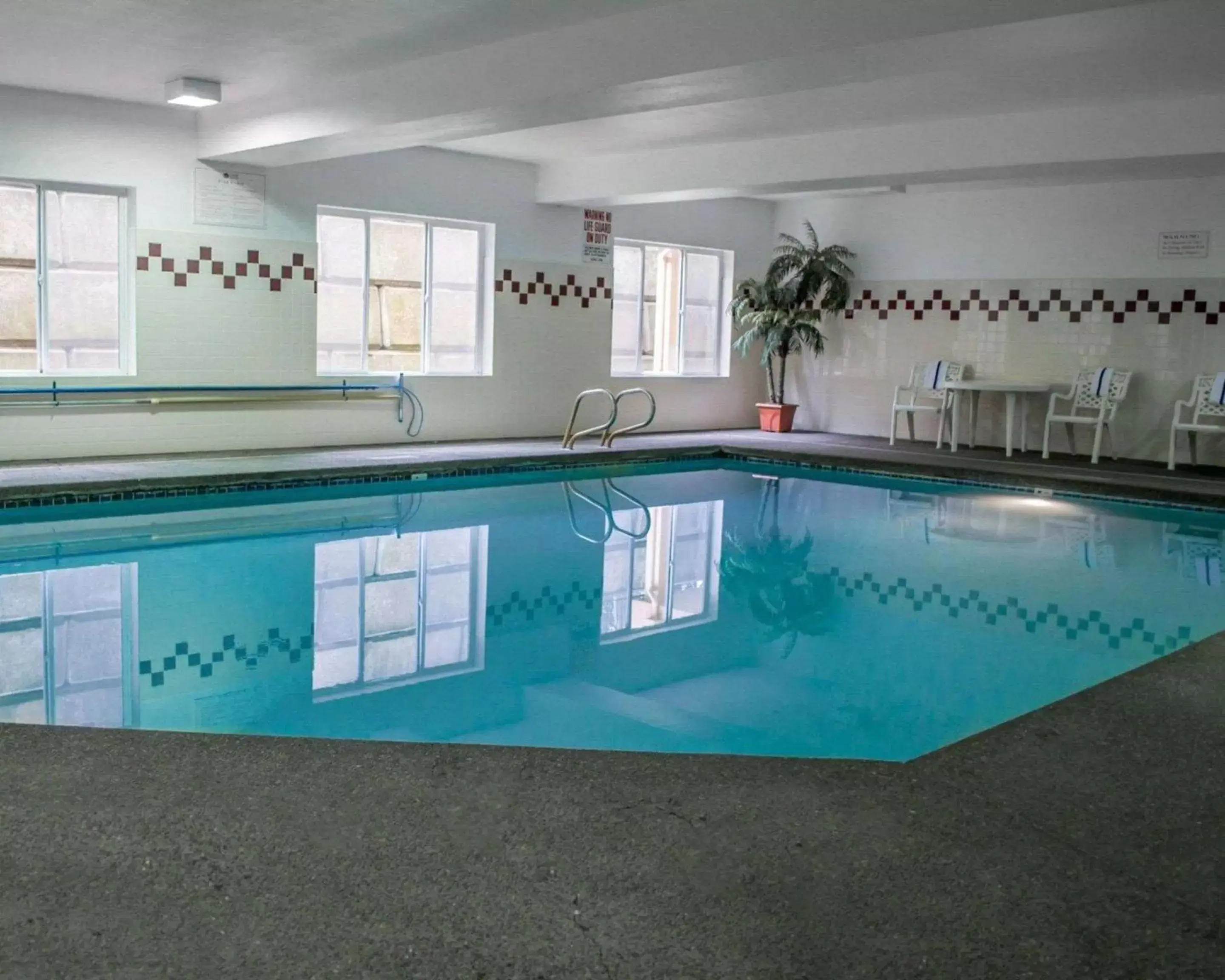On site, Swimming Pool in Comfort Suites Portland Southwest