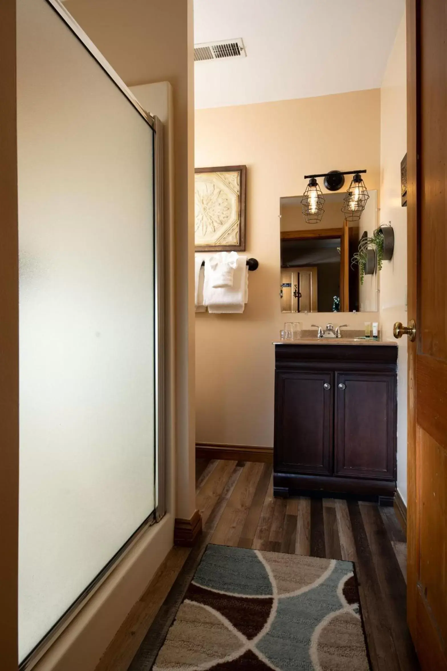 Kitchen/Kitchenette in Riverboat Suites