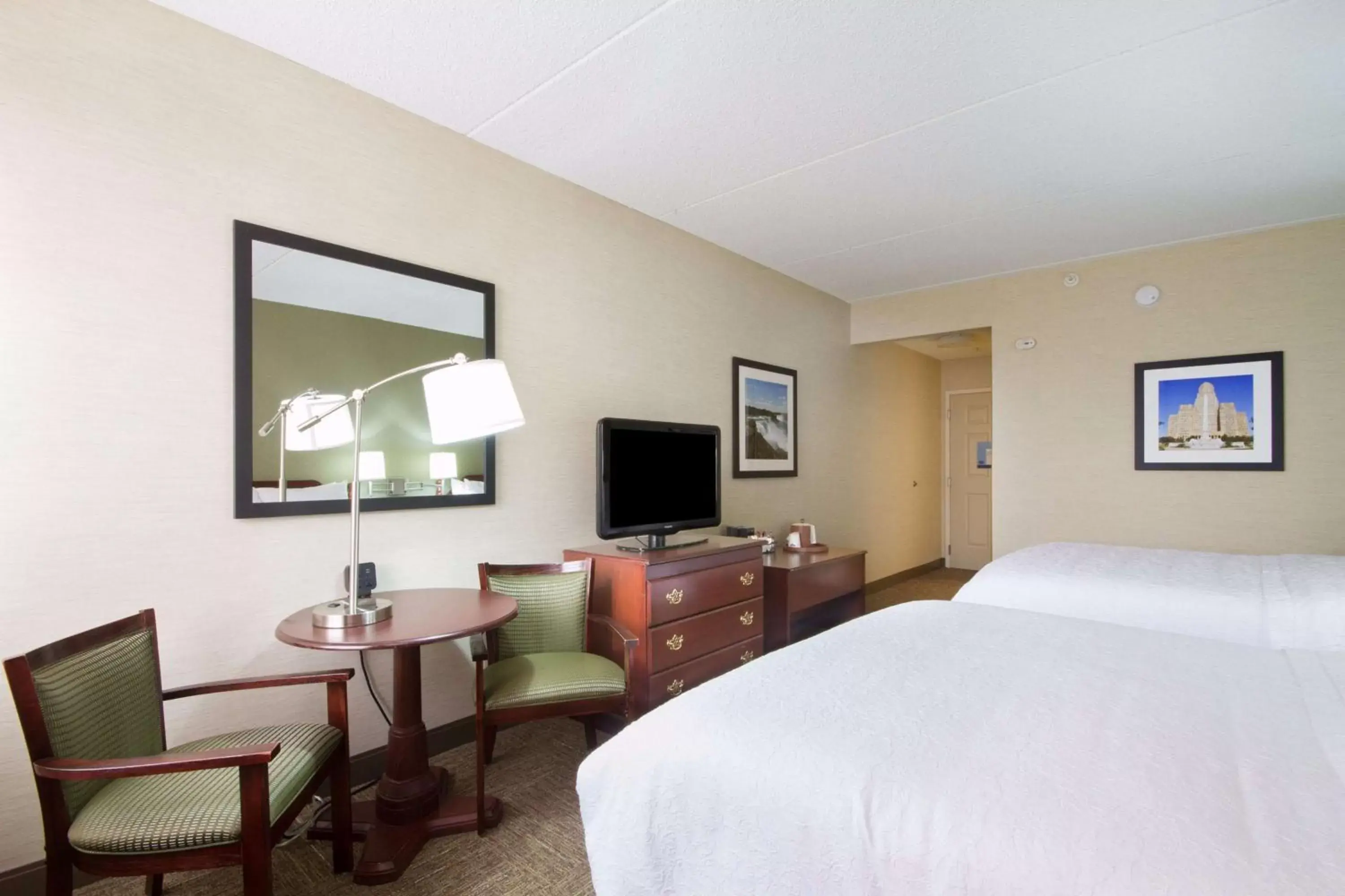 Bedroom, TV/Entertainment Center in Hampton Inn Buffalo-South/I-90