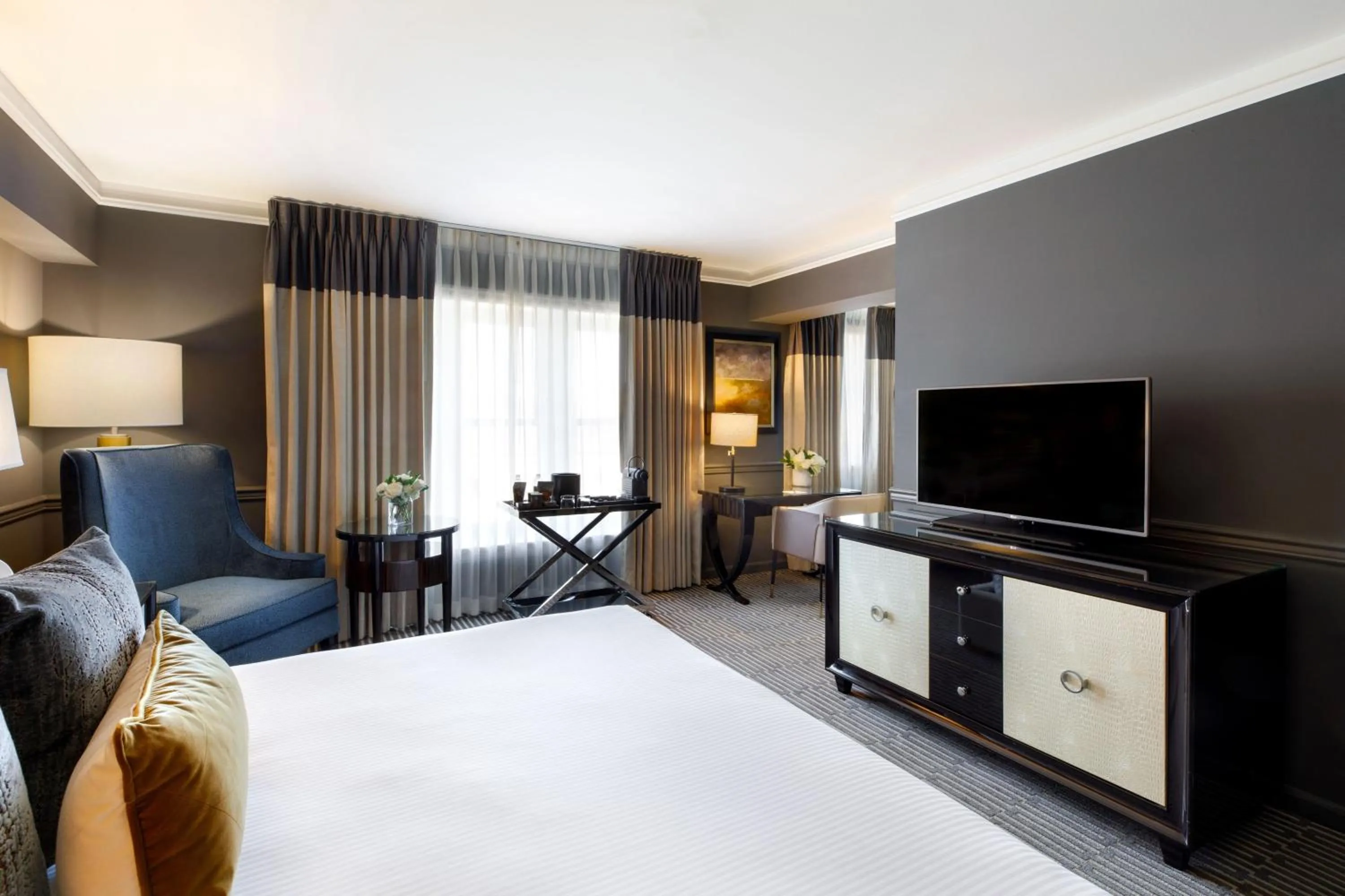 Photo of the whole room, Bed in Ambassador Hotel Tulsa, Autograph Collection