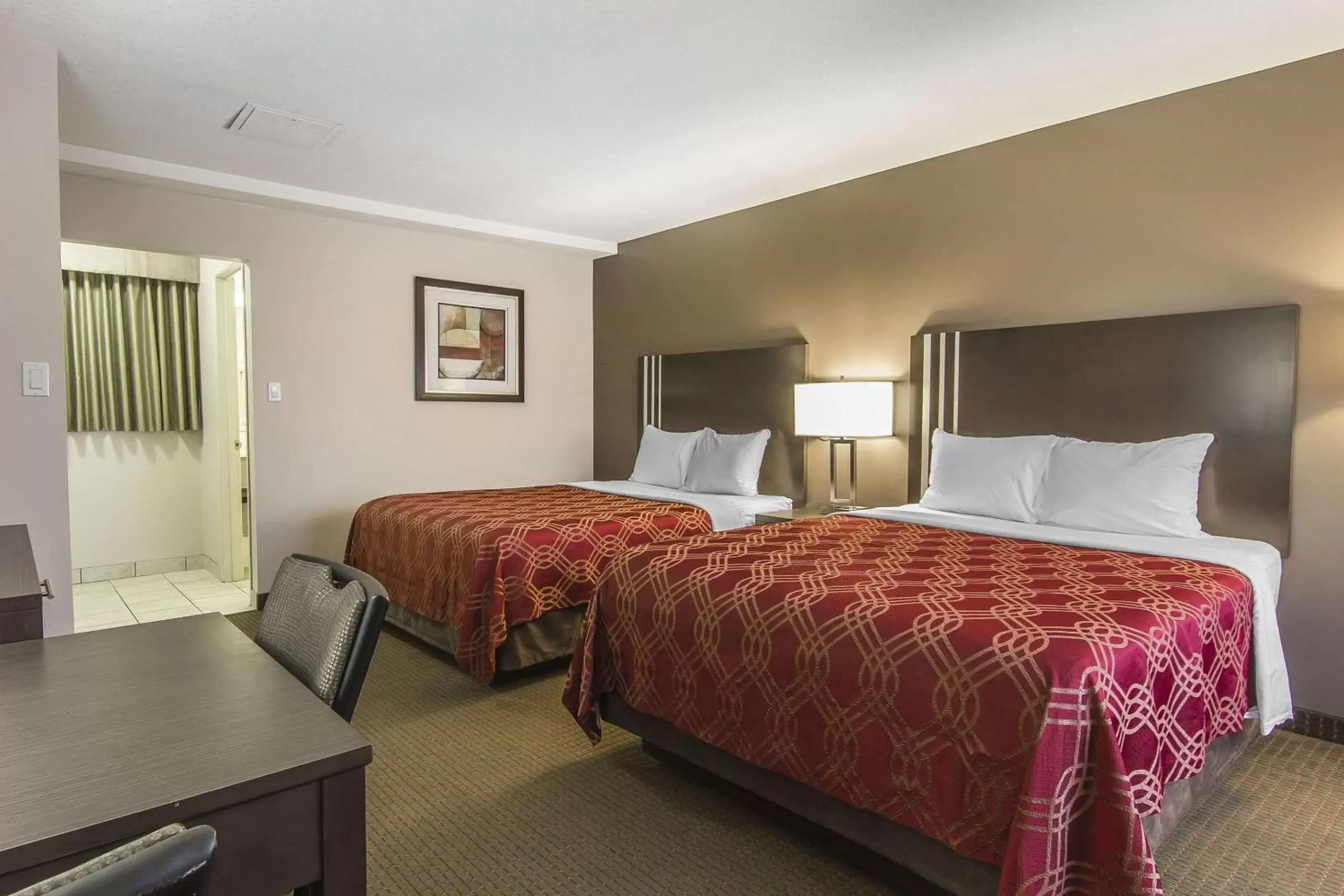 Photo of the whole room, Bed in Econo Lodge Inn and Suites Lethbridge