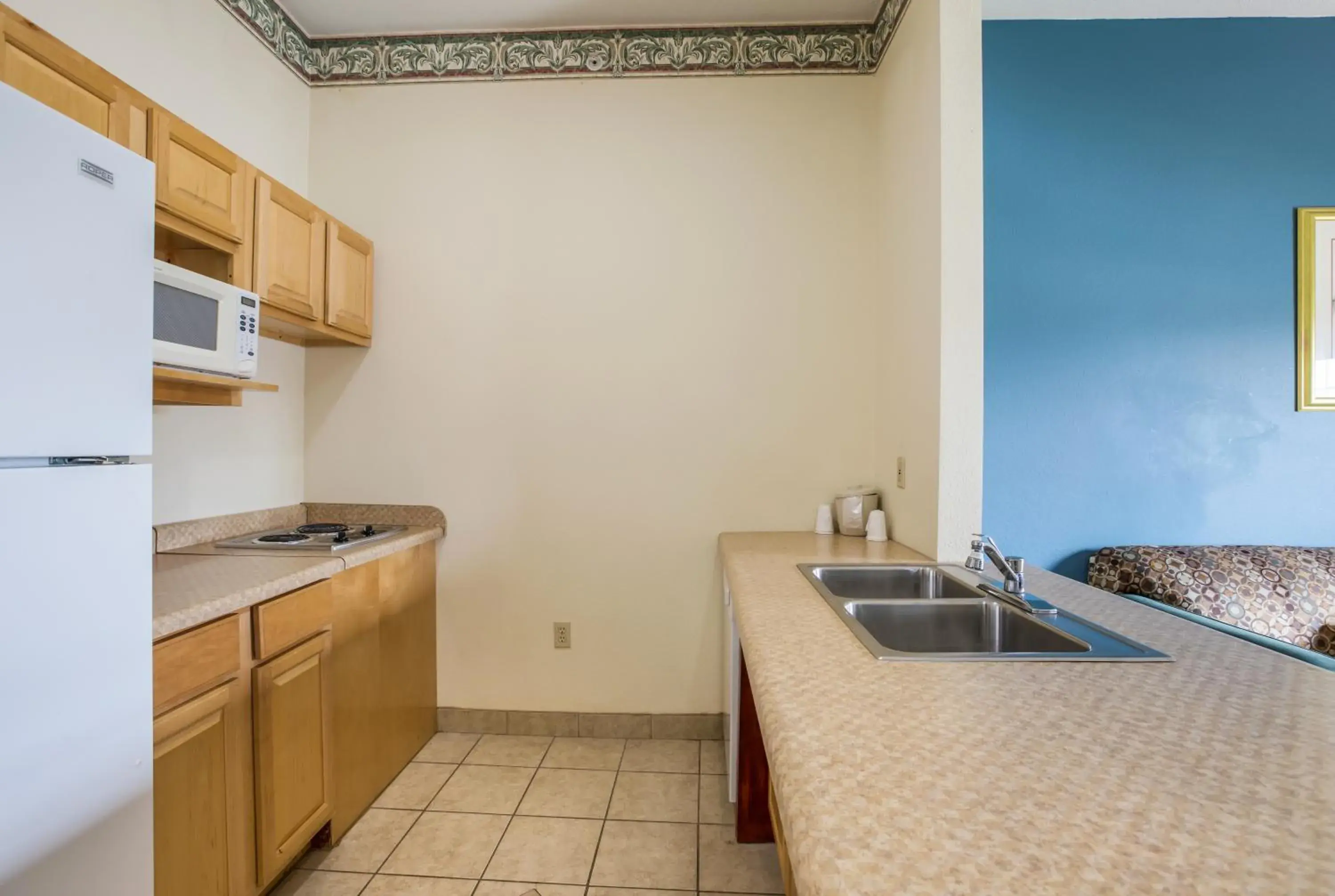 Kitchen/Kitchenette in Americas Best Value Inn Three Rivers