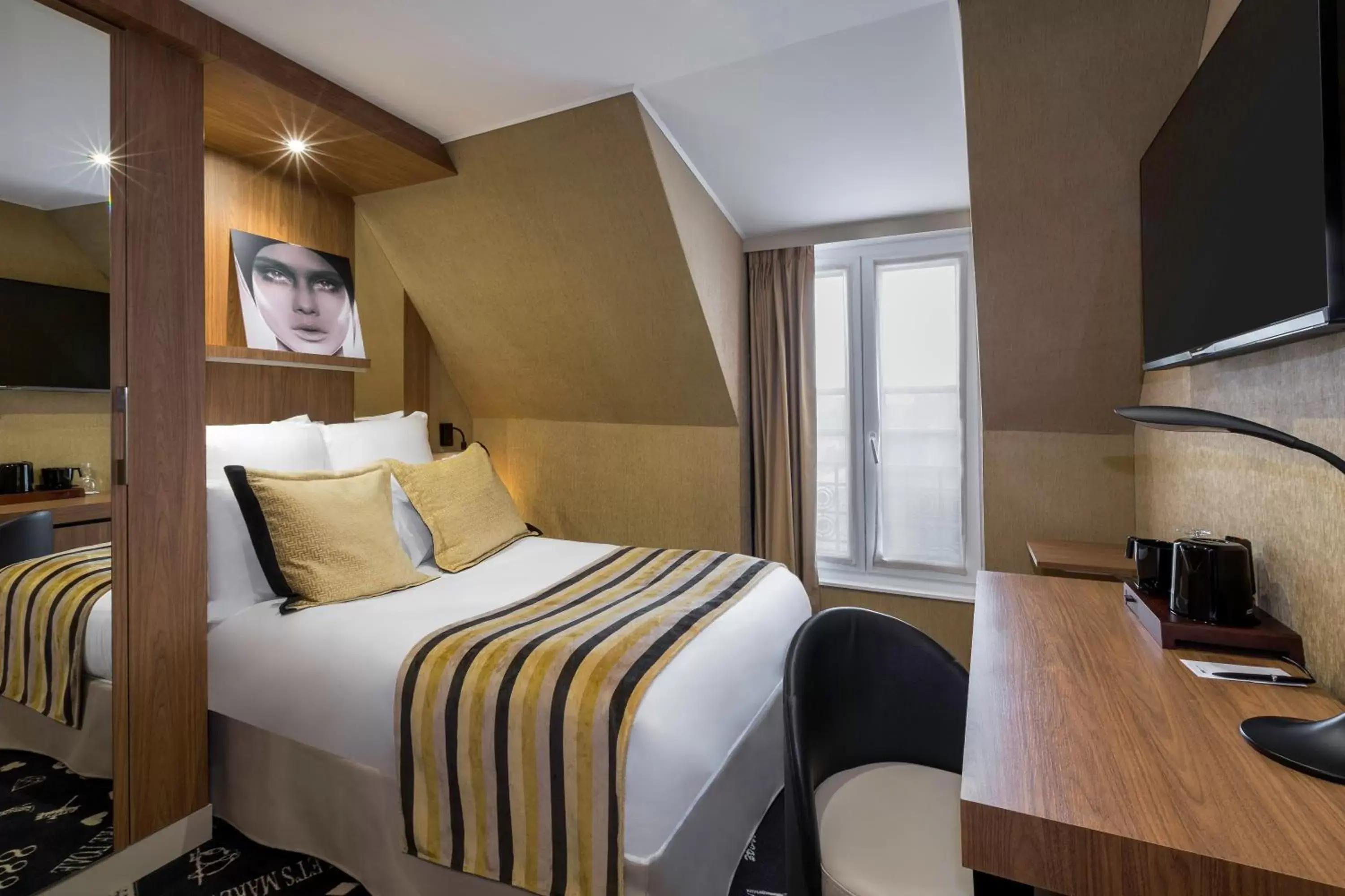 Comfort Single Room in Hotel le 18 Paris Comfort Single Room in Hotel le 18 Paris