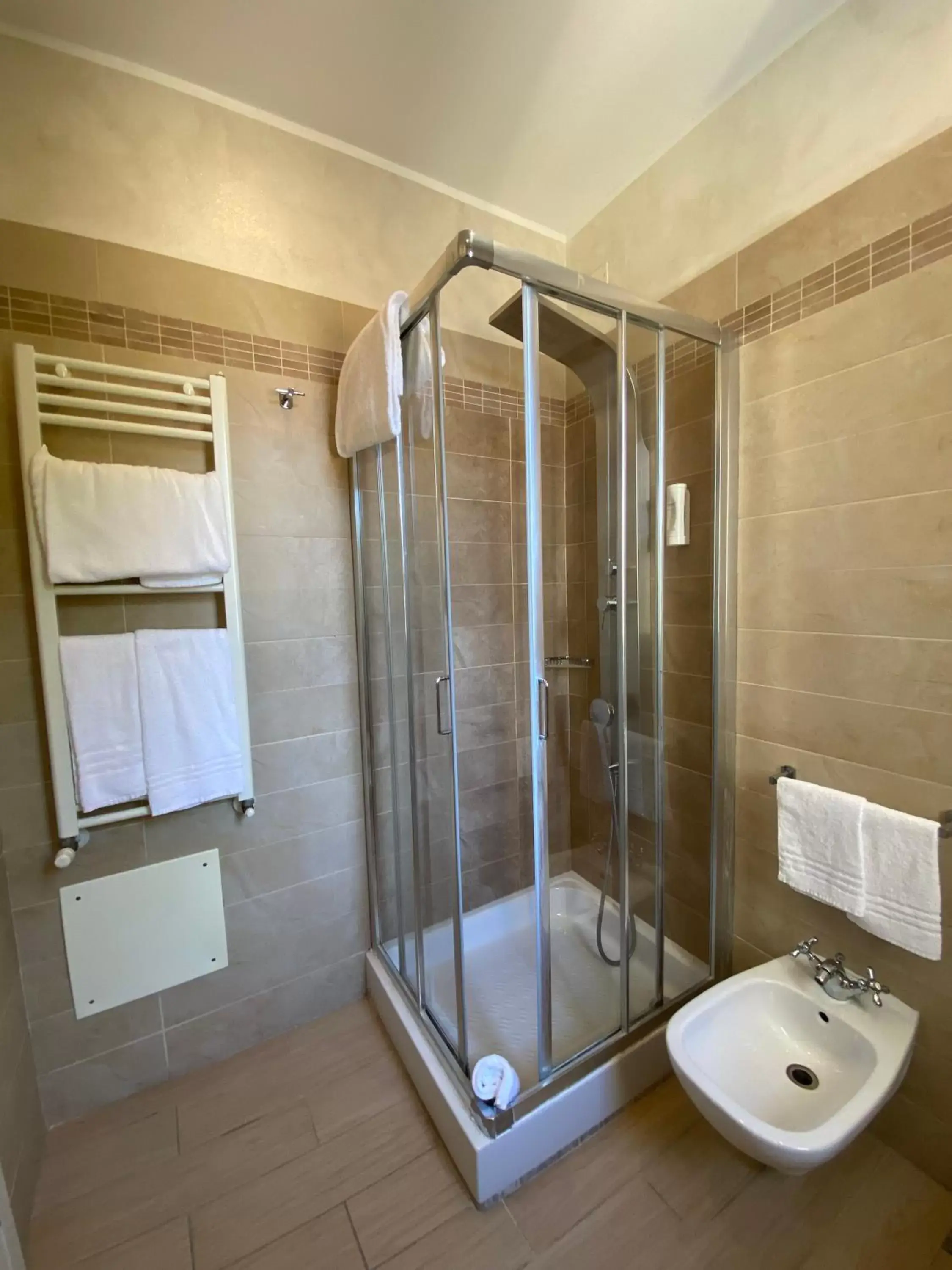 Shower, Bathroom in Marina Beach Suite Hotel