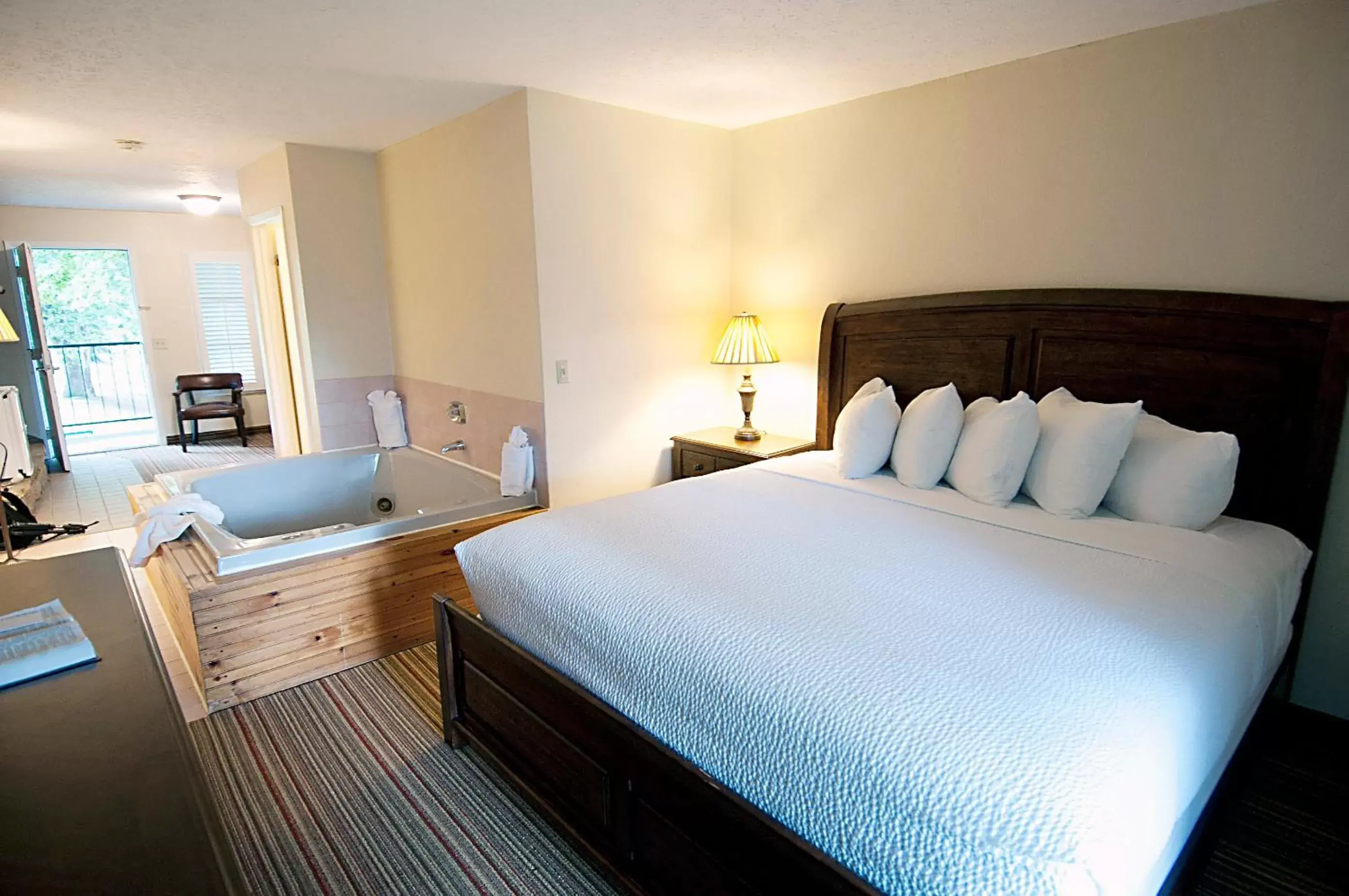 Bed in Tremont Lodge & Resort