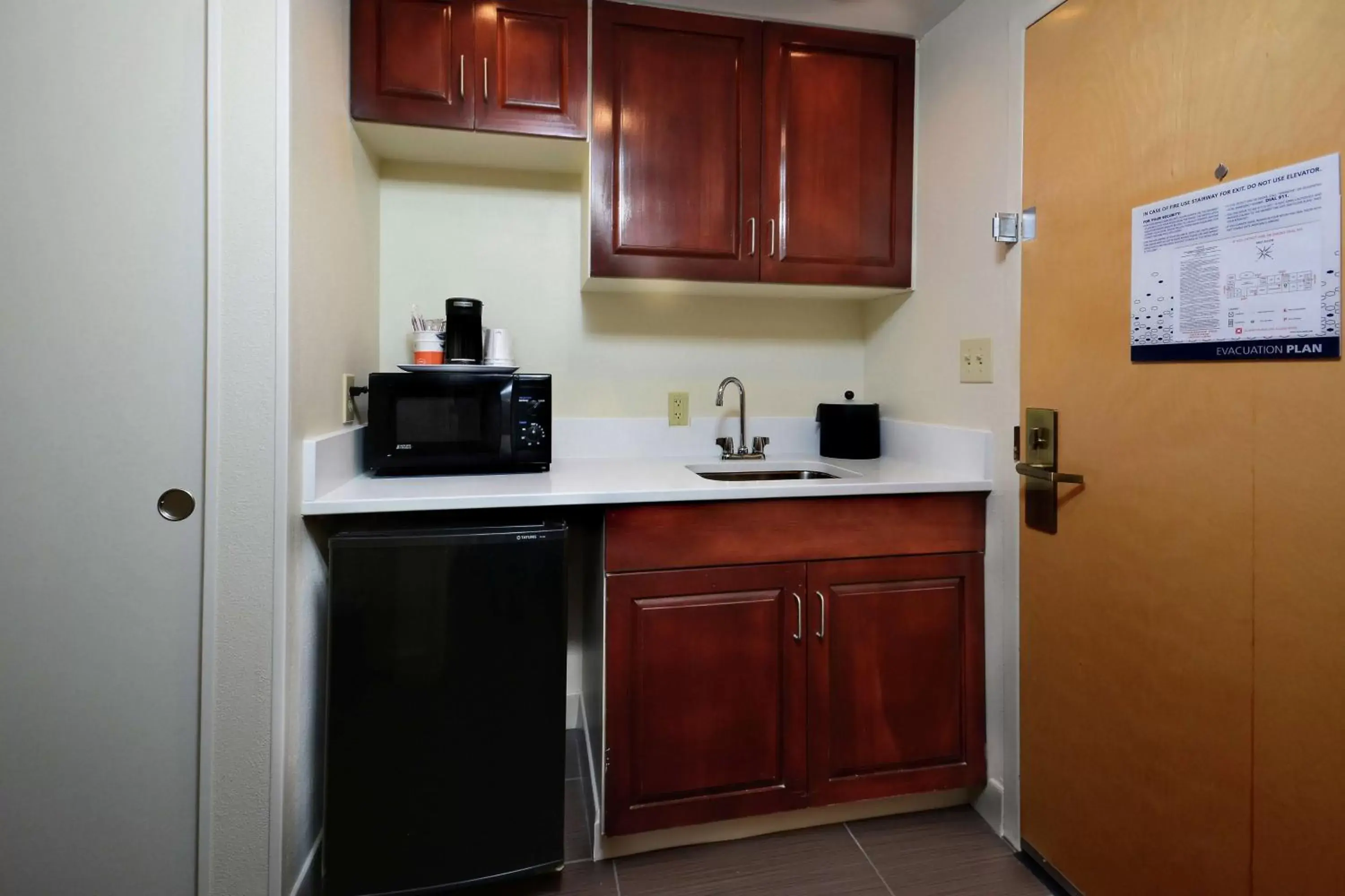 Kitchen or kitchenette, Kitchen/Kitchenette in Hampton Inn Martinsville