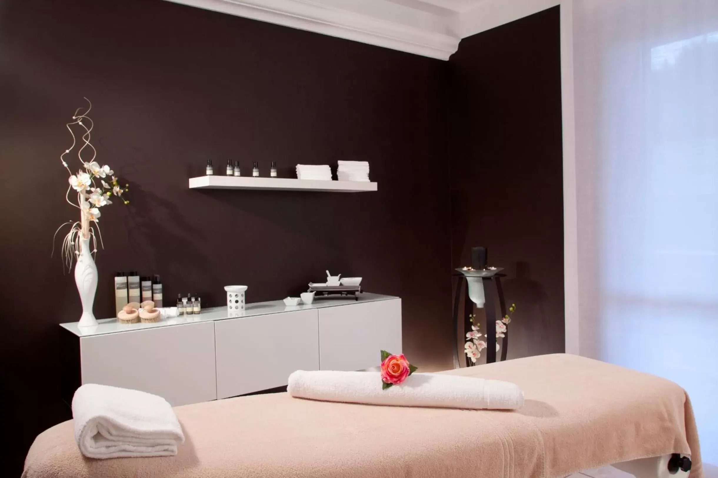 Massage, Bed in Hotel Savoia Thermae & SPA Massage, Bed in Hotel Savoia Thermae & SPA