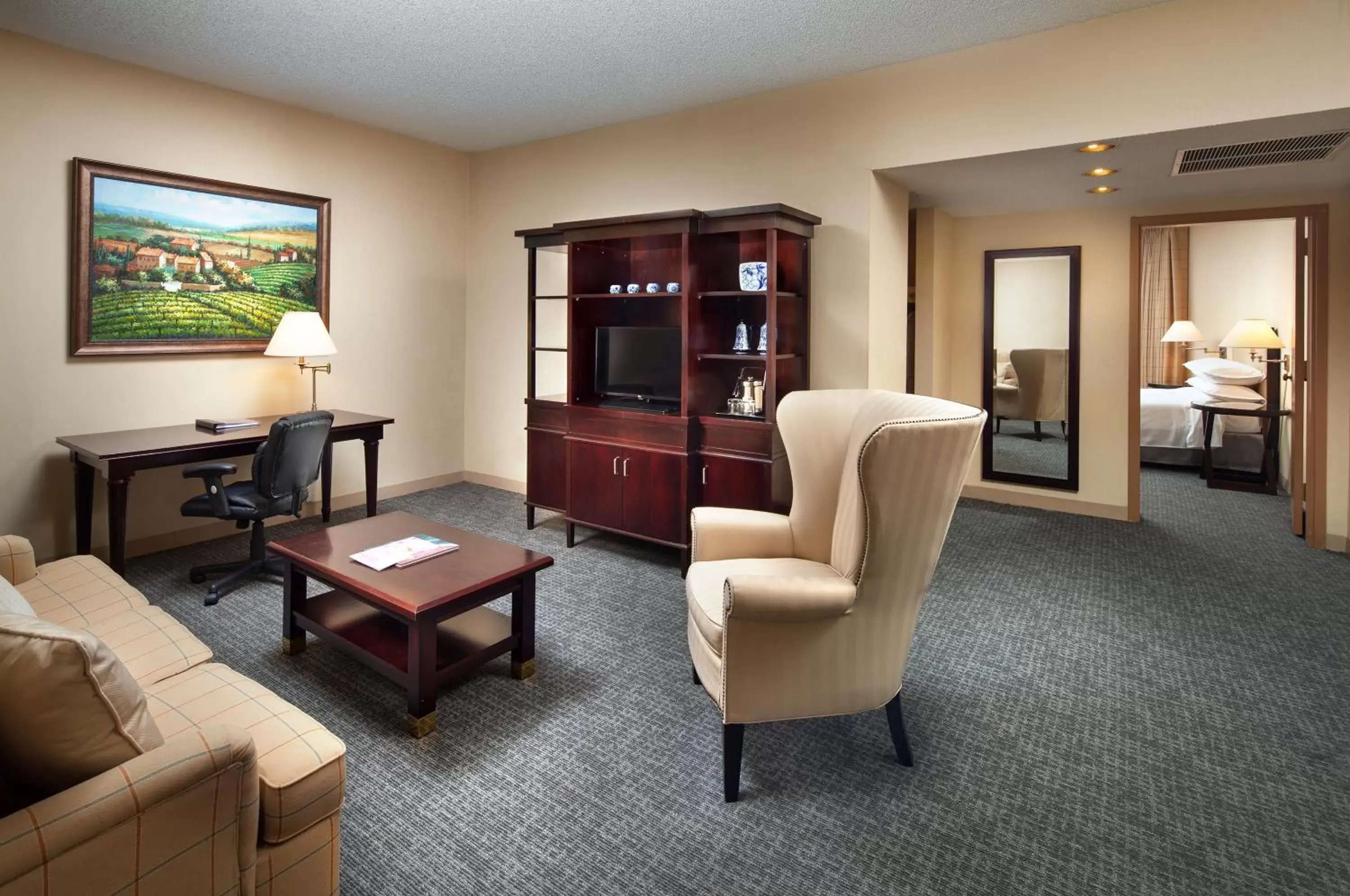 Living room in Anaheim Majestic Garden Hotel Living room in Anaheim Majestic Garden Hotel