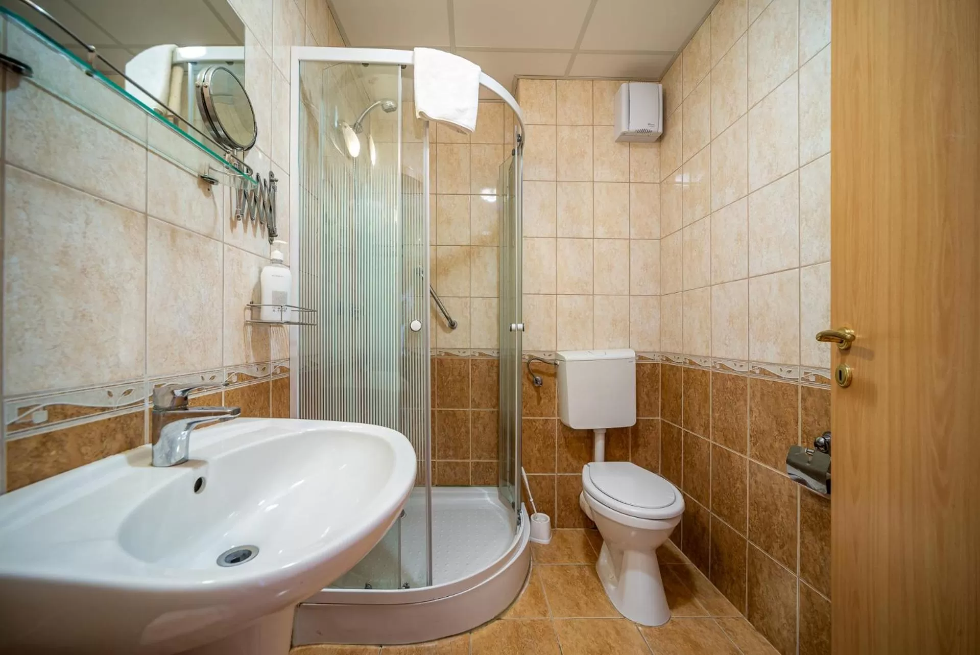 Shower in Nefelejcs Hotel