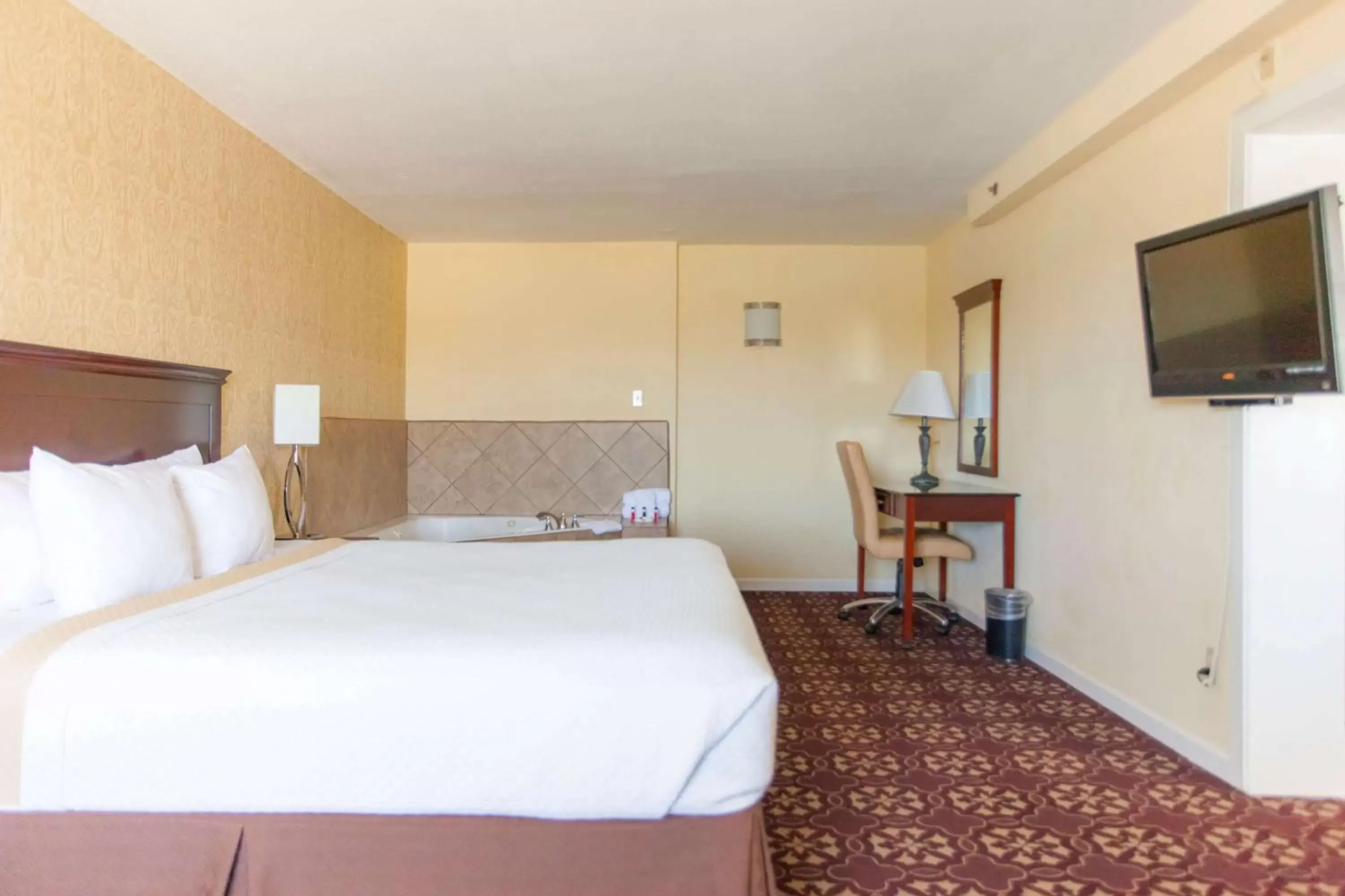 Photo of the whole room, Bed in Days Inn by Wyndham Shenandoah