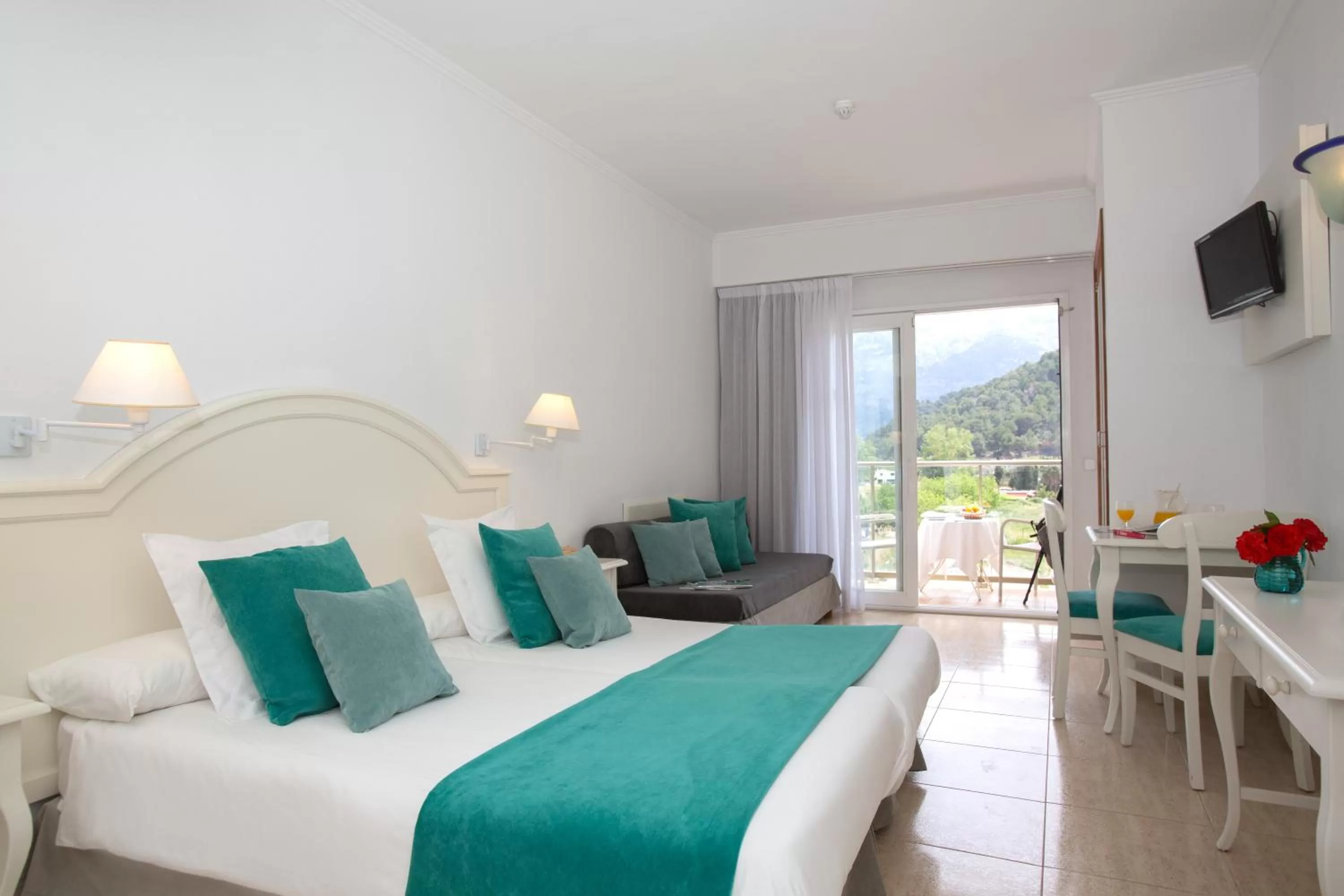 Mountain view, Bed in Hotel Marina