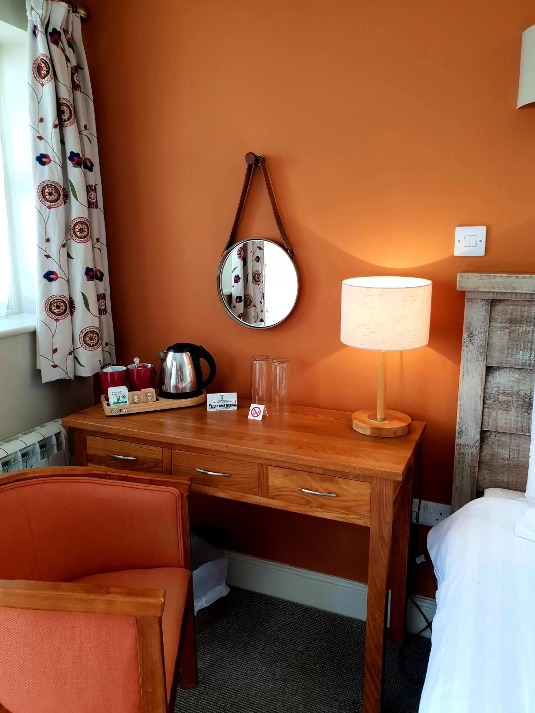 Coffee/tea facilities, Bed in The Pelican Inn