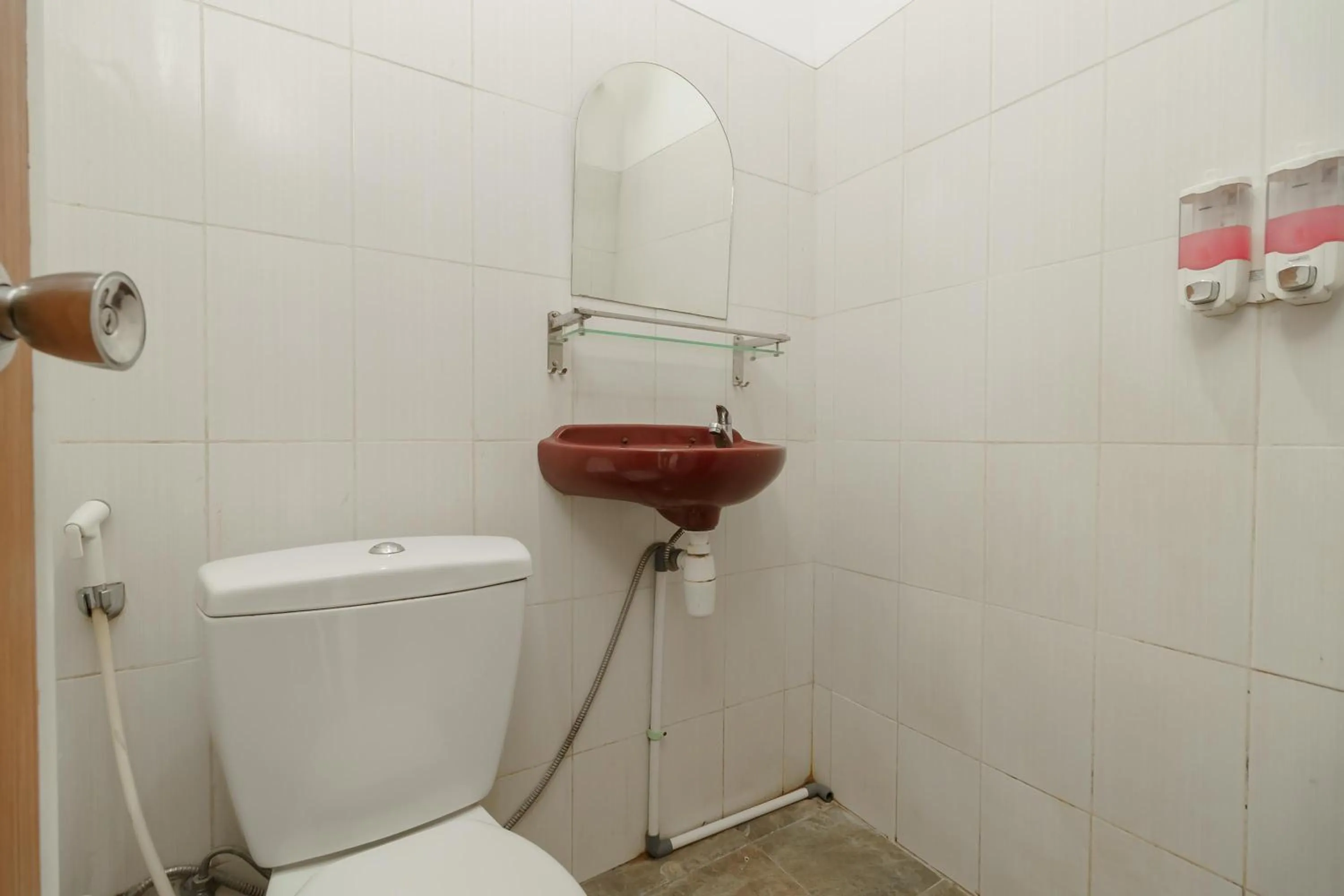 Bathroom in Green Apple Residence near Sarinah Mitra RedDoorz