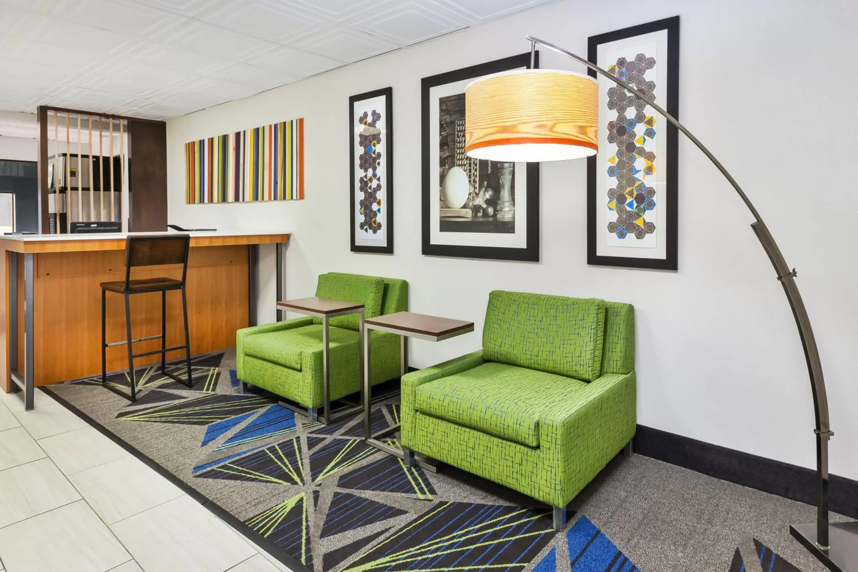 Lobby or reception, Lounge/Bar in Holiday Inn Express and Suites Three Rivers, an IHG Hotel