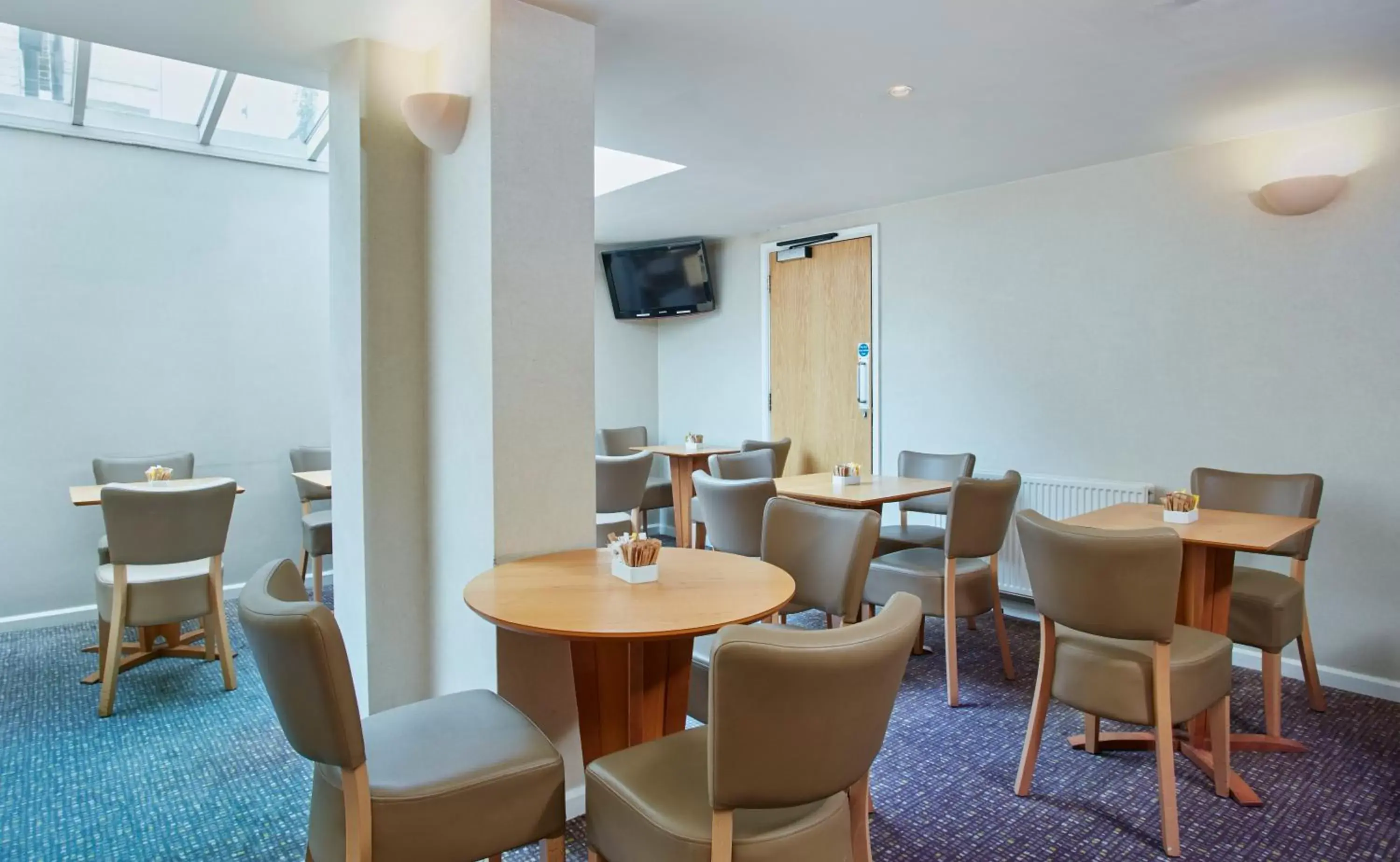 Restaurant/places to eat, Lounge/Bar in Holiday Inn Express London Victoria, an IHG Hotel