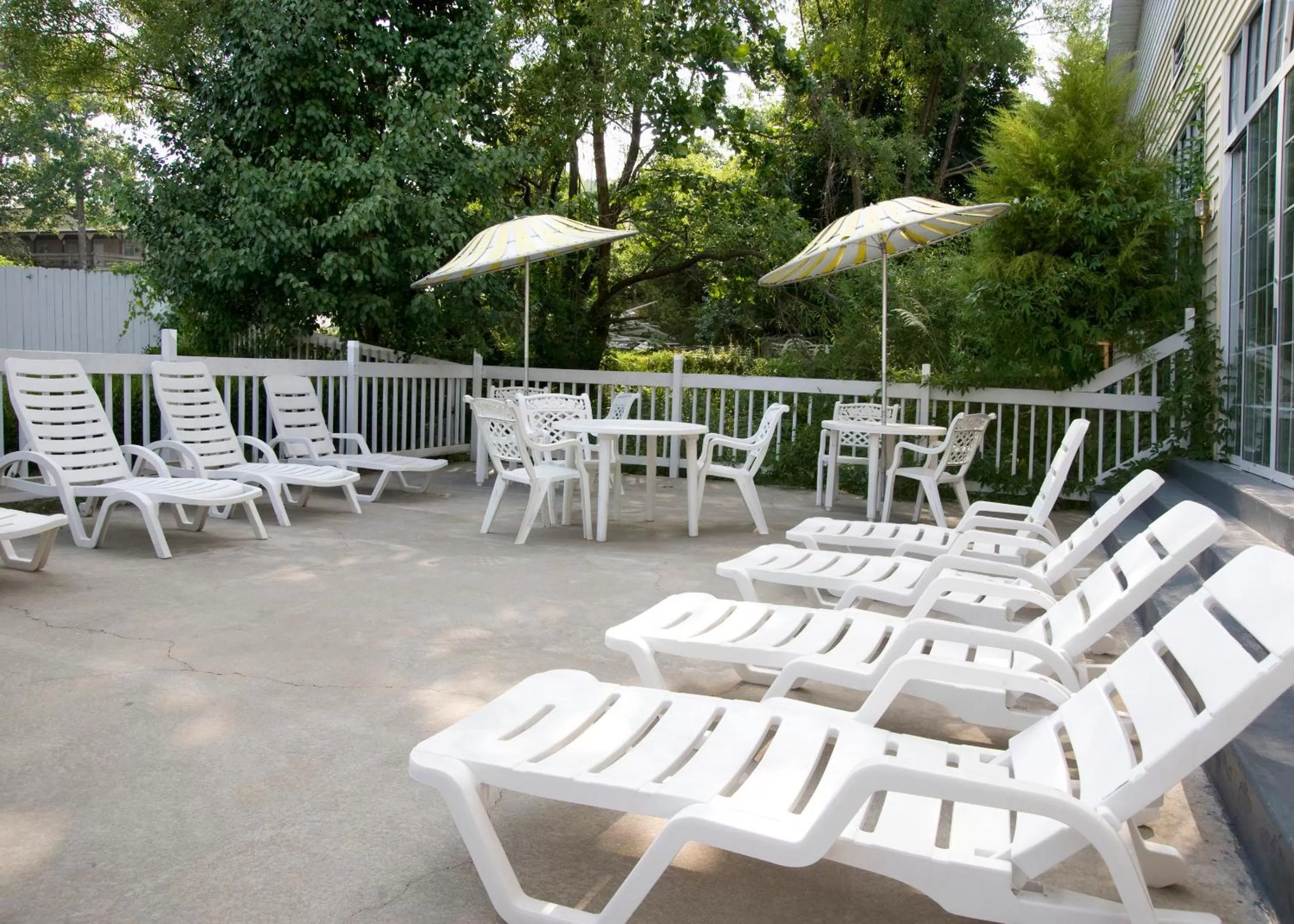 Swimming pool in Honeysuckle Inn & Conference Center