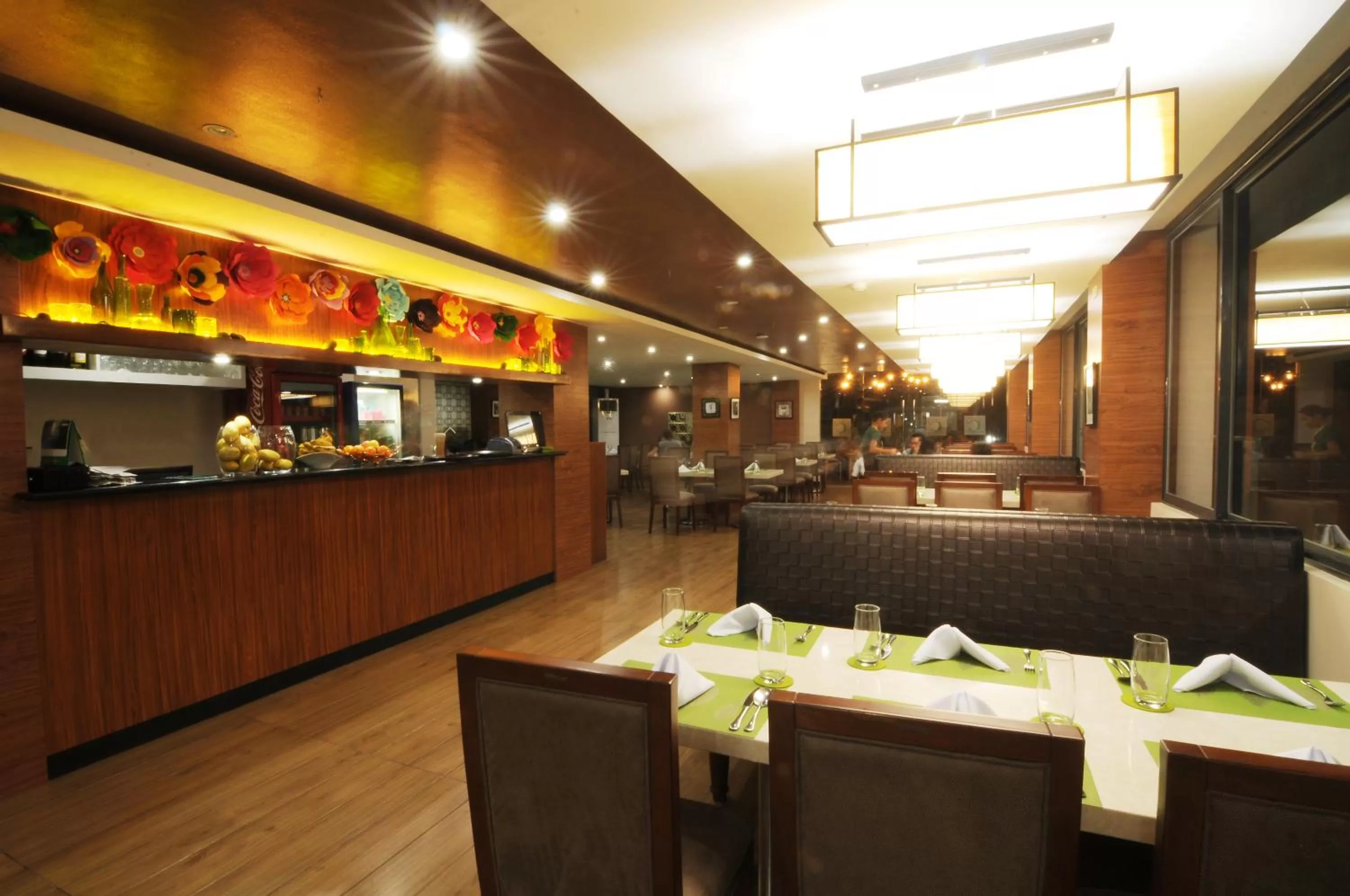 Restaurant/places to eat in 717 Cesar Place Hotel