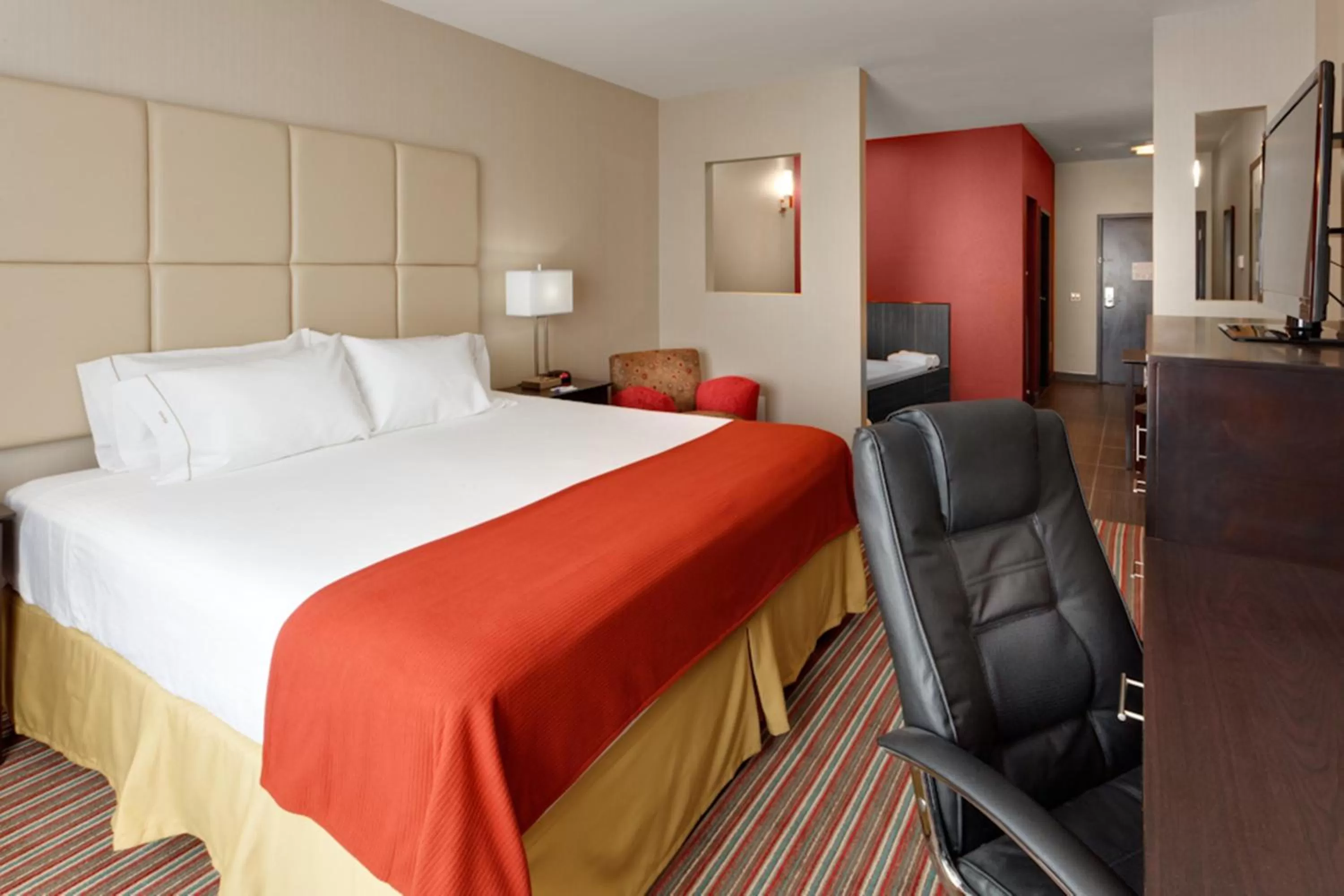 Photo of the whole room, Bed in Holiday Inn Express & Suites Northeast by IHG