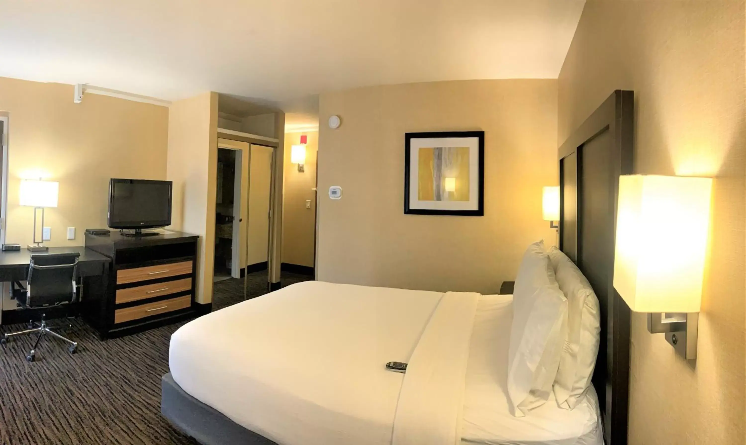 Photo of the whole room, Bed in Holiday Inn Dublin - Pleasanton, an IHG Hotel