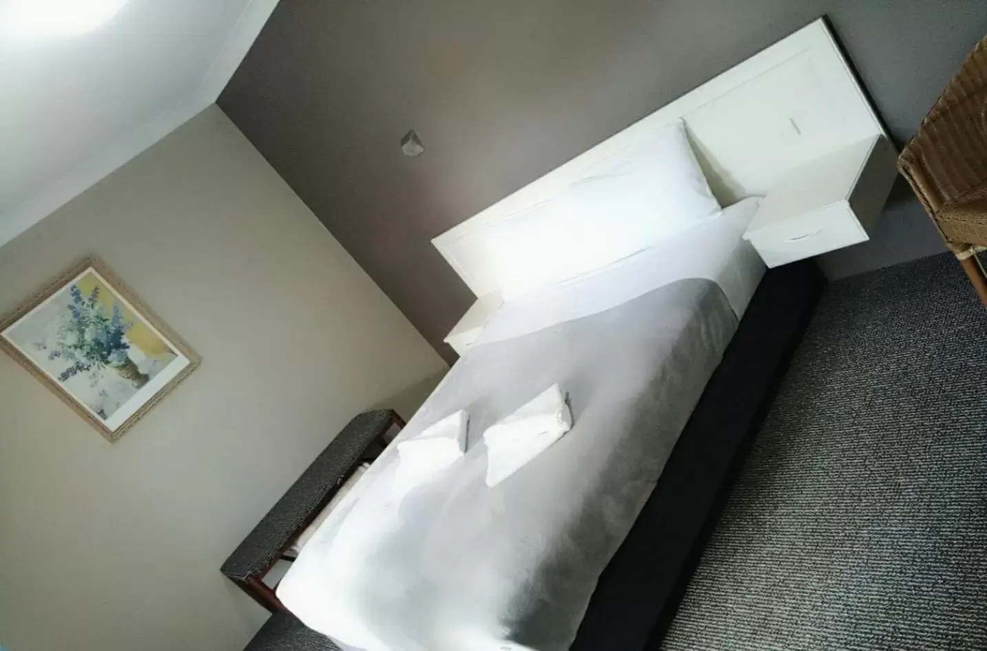 Bed in Excelsior Motor Inn Bed in Excelsior Motor Inn