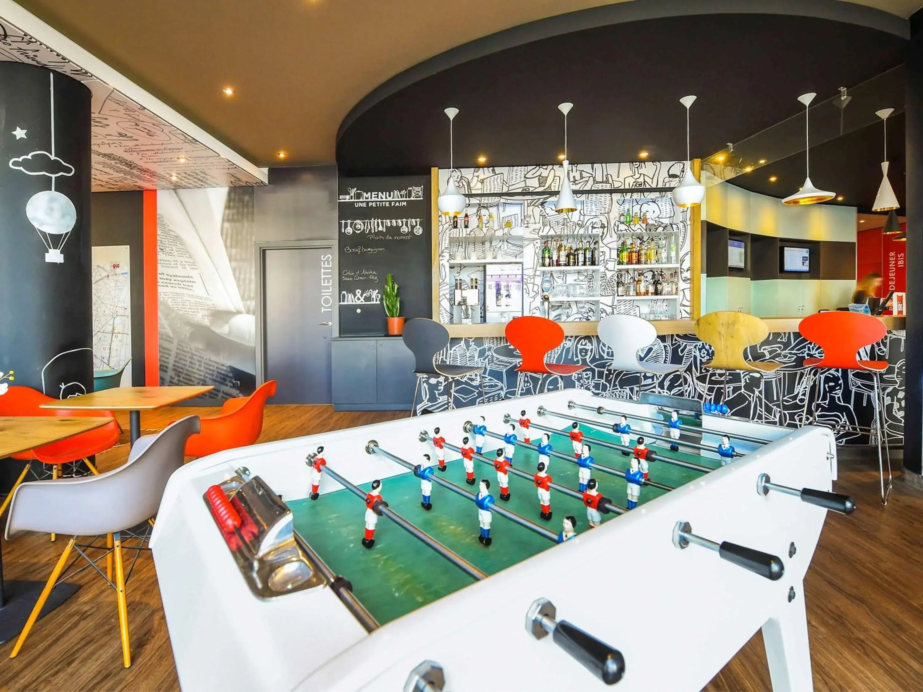 Lounge or bar, Billiards in Ibis budget Dijon Centre Clemenceau