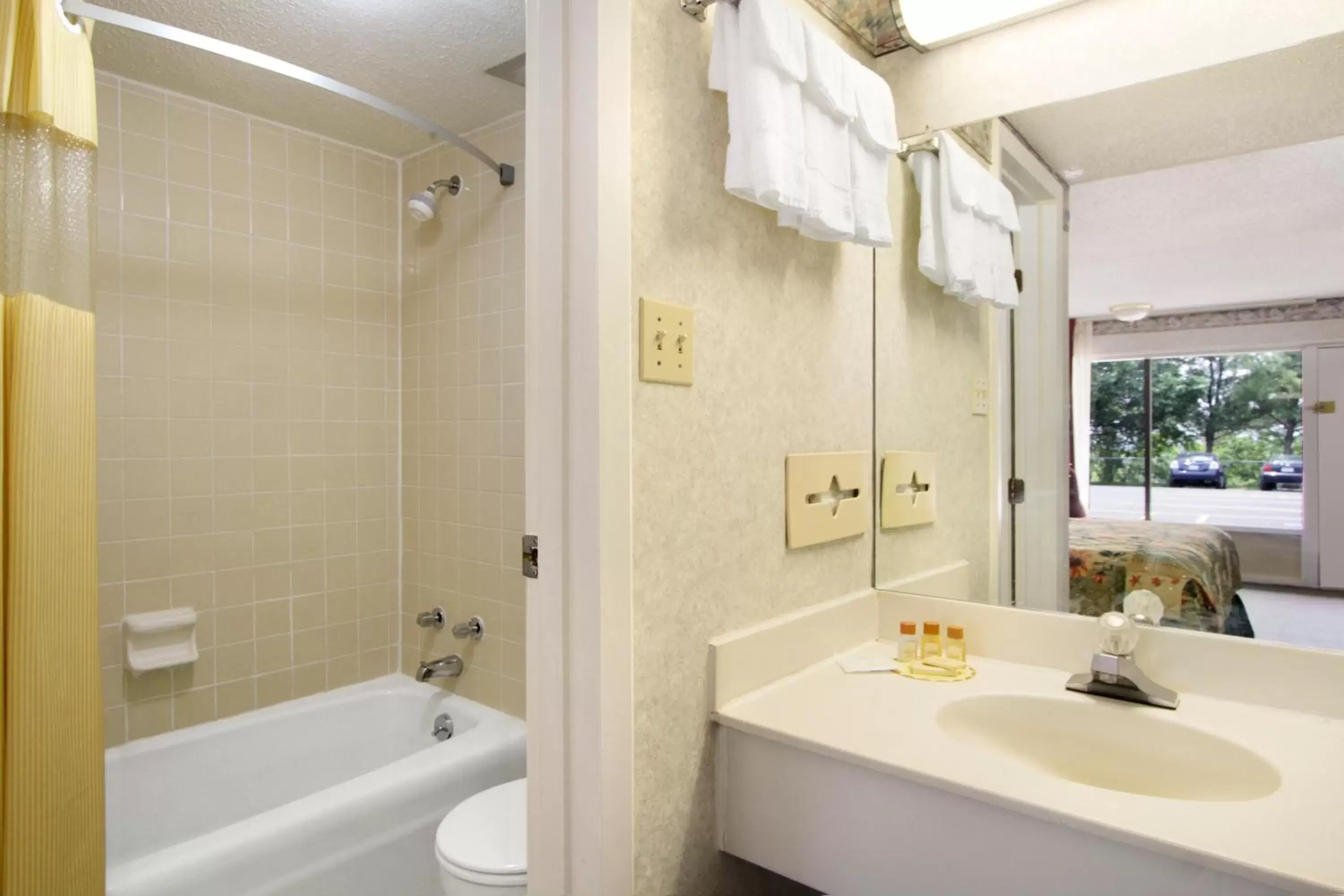 Bathroom in Days Inn by Wyndham Staunton