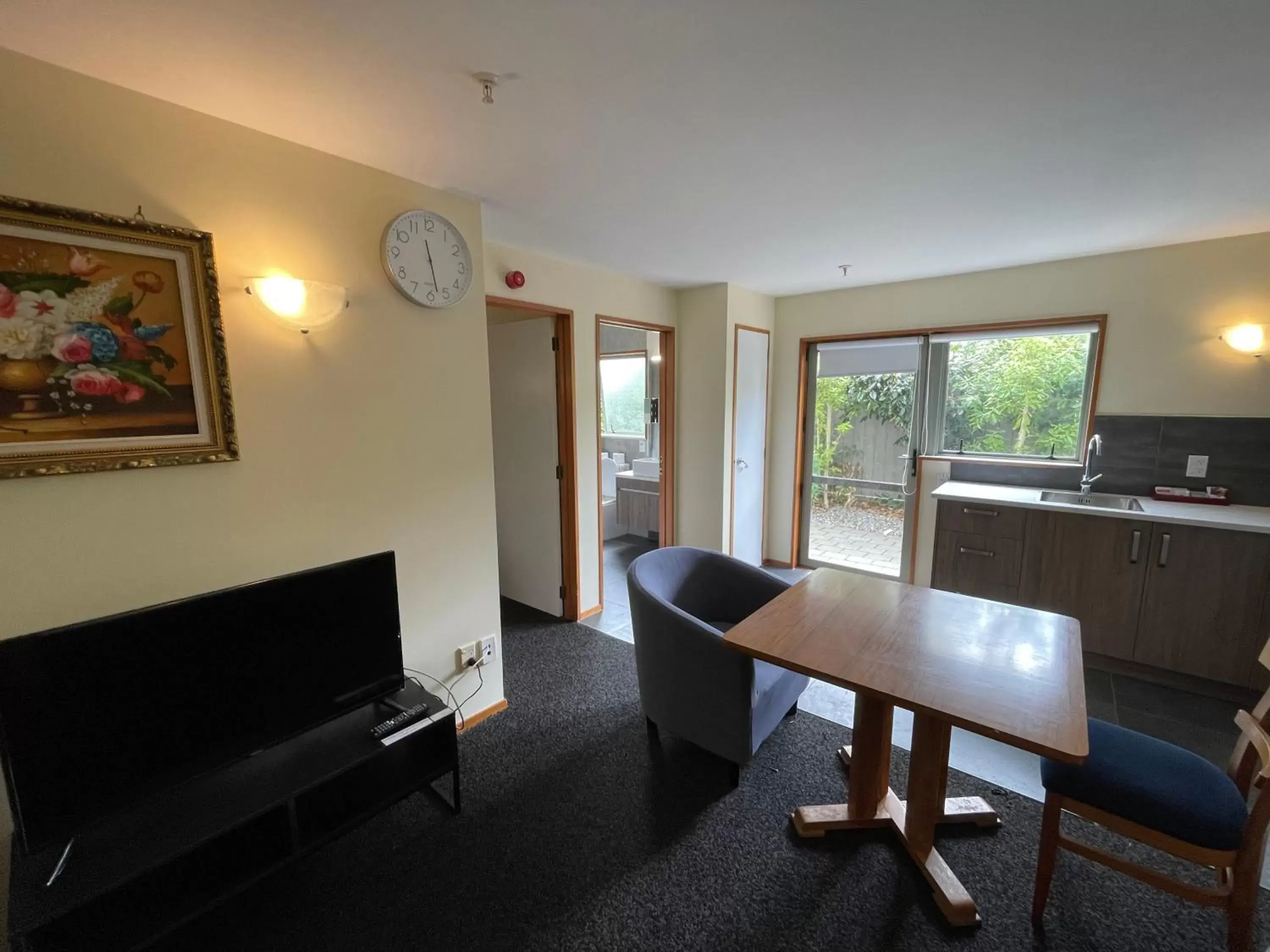 Living room, TV/Entertainment Center in Central Park Motor Lodge