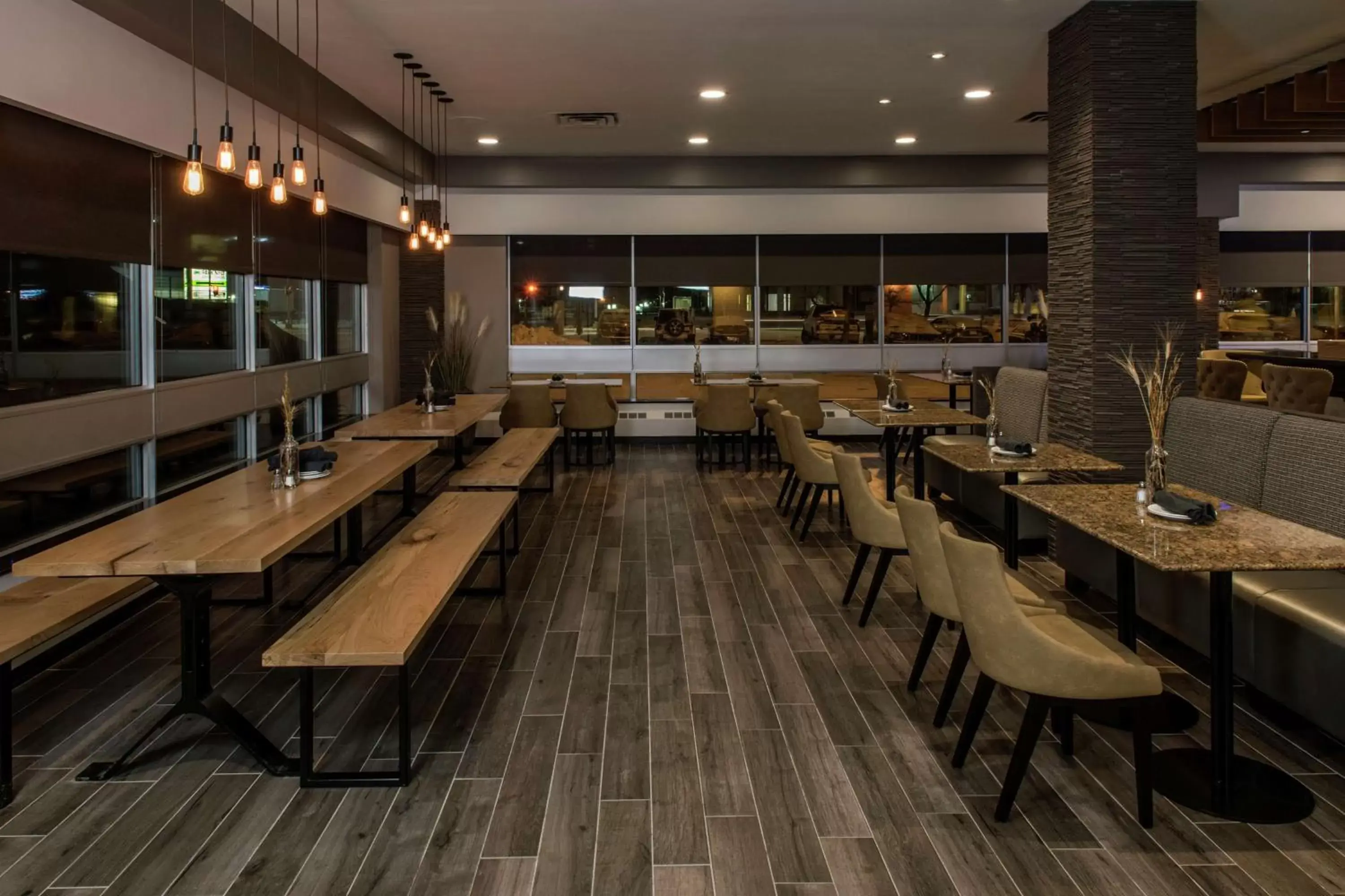 Restaurant/Places to Eat in Hilton Winnipeg Airport Suites