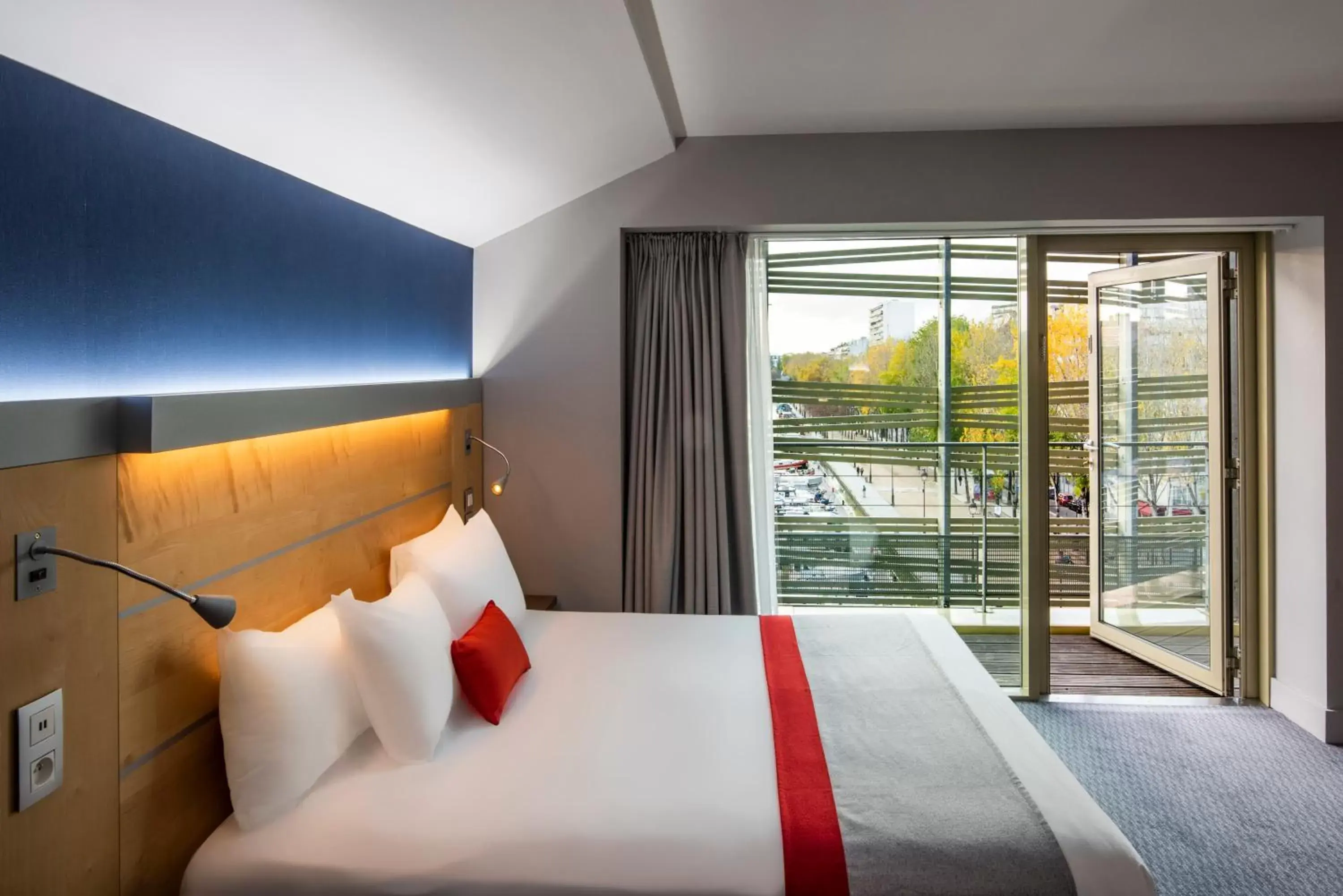 Photo of the whole room, Bed in Holiday Inn Express Paris-Canal De La Villette, an IHG Hotel