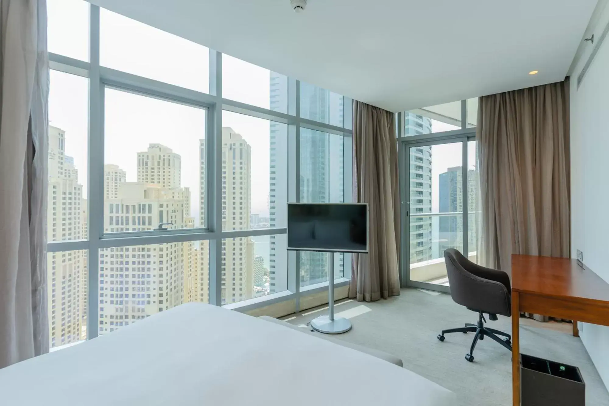Bedroom, TV/Entertainment Center in InterContinental Dubai Marina, an IHG Hotel