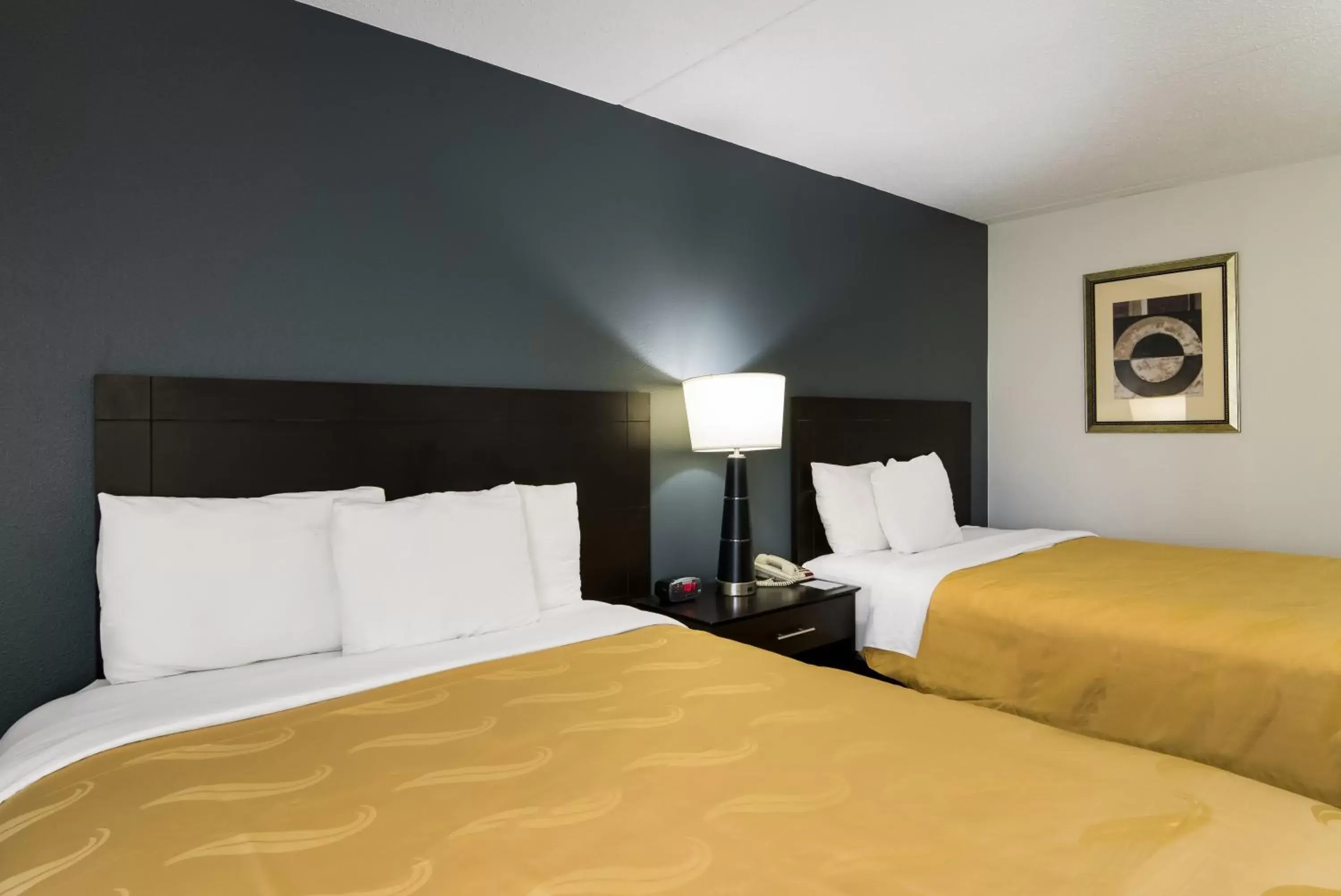 Bed in Quality Inn Aurora - Naperville Area