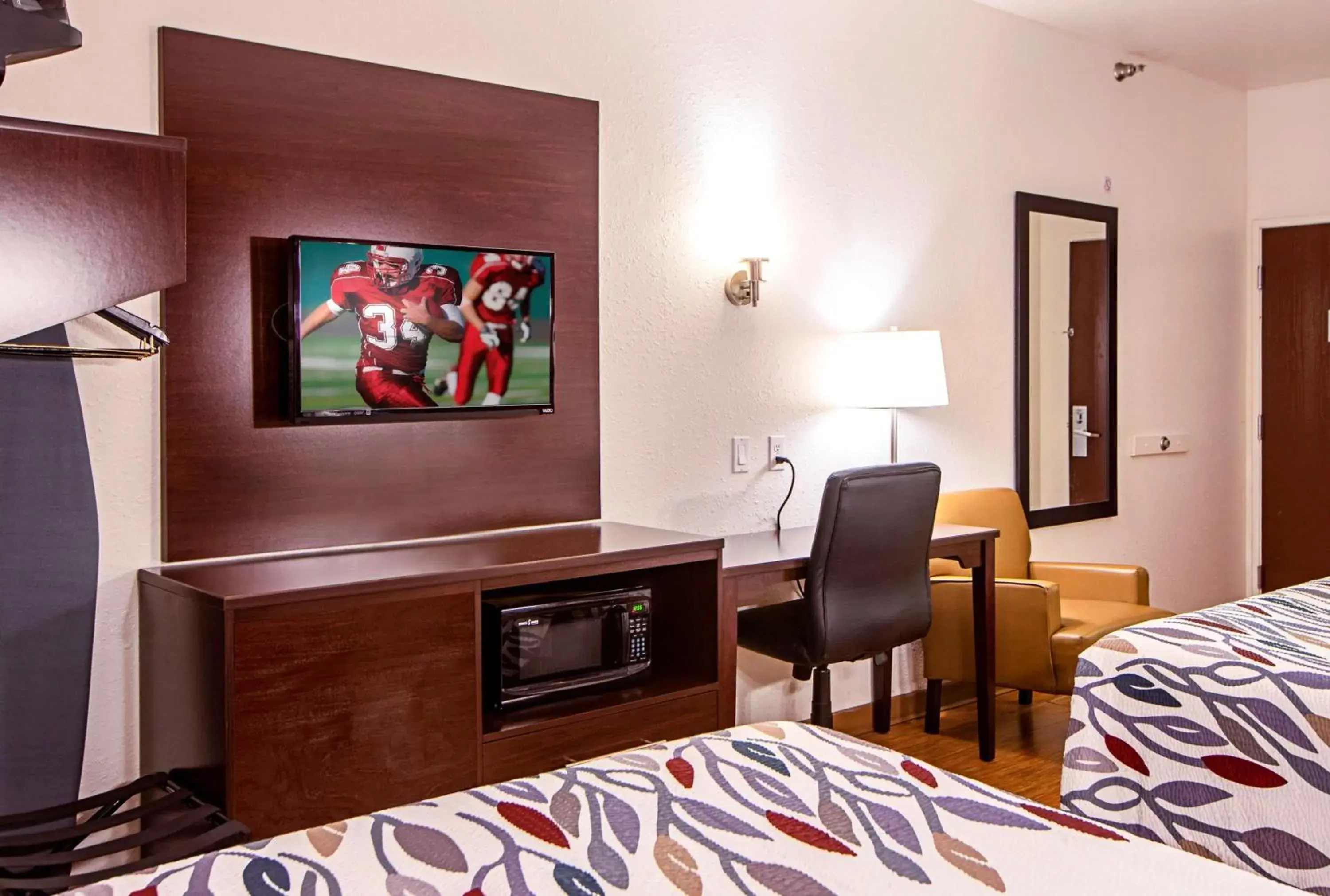 Photo of the whole room, TV/Entertainment Center in Seasons Inn Traverse City