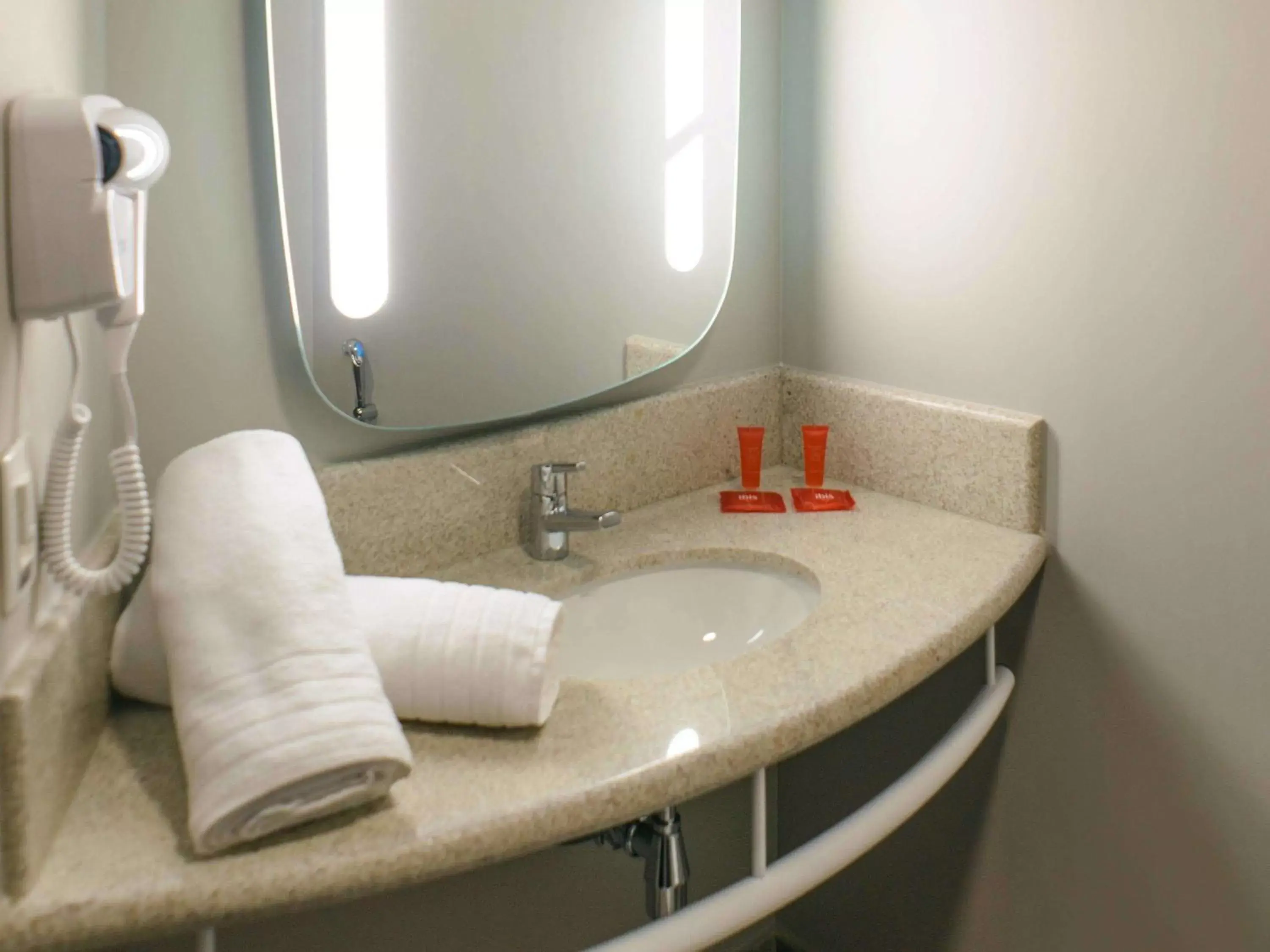Bedroom, Bathroom in ibis Itatiba