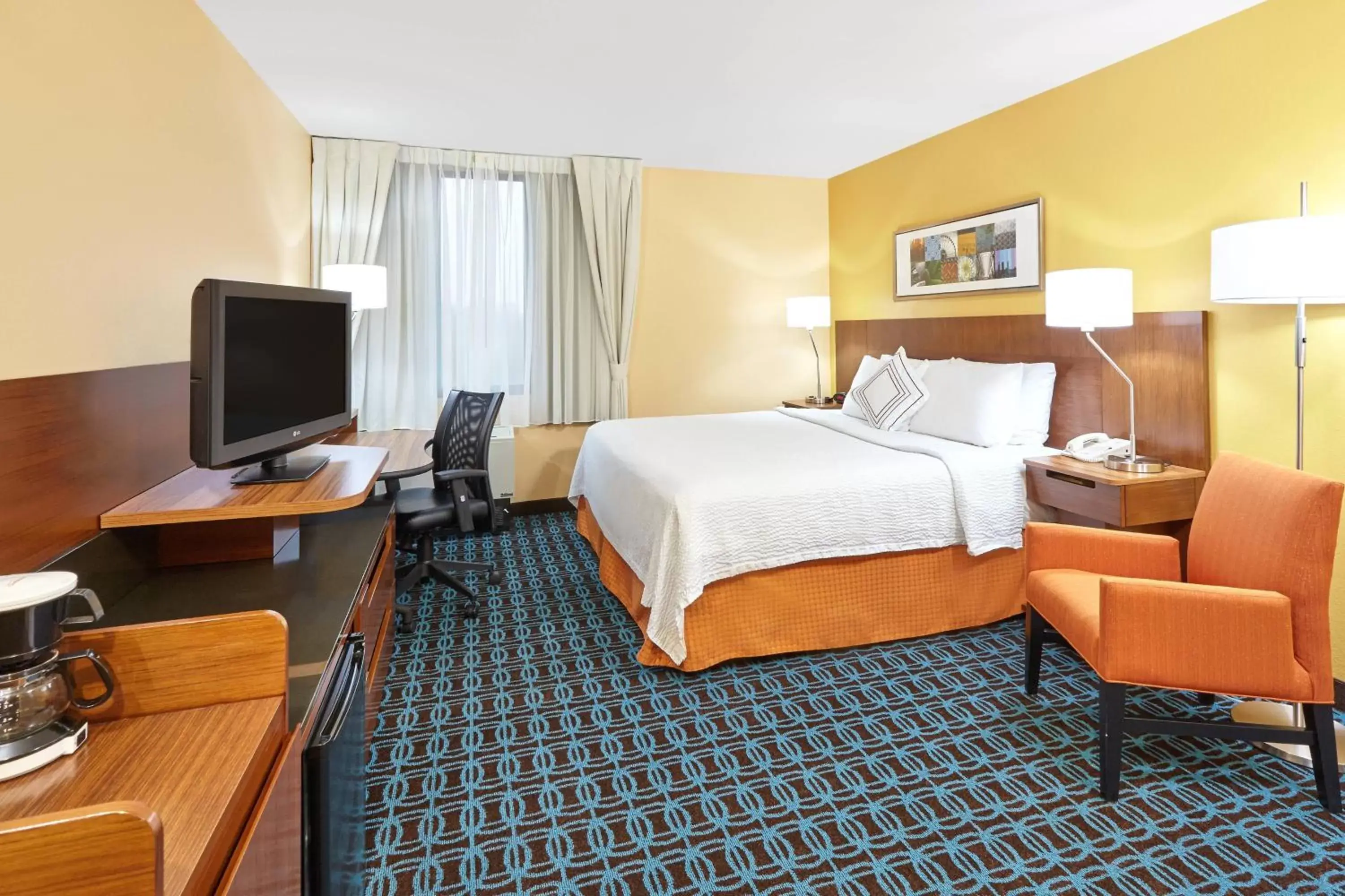 Photo of the whole room, TV/Entertainment Center in Fairfield Inn and Suites Chicago Lombard