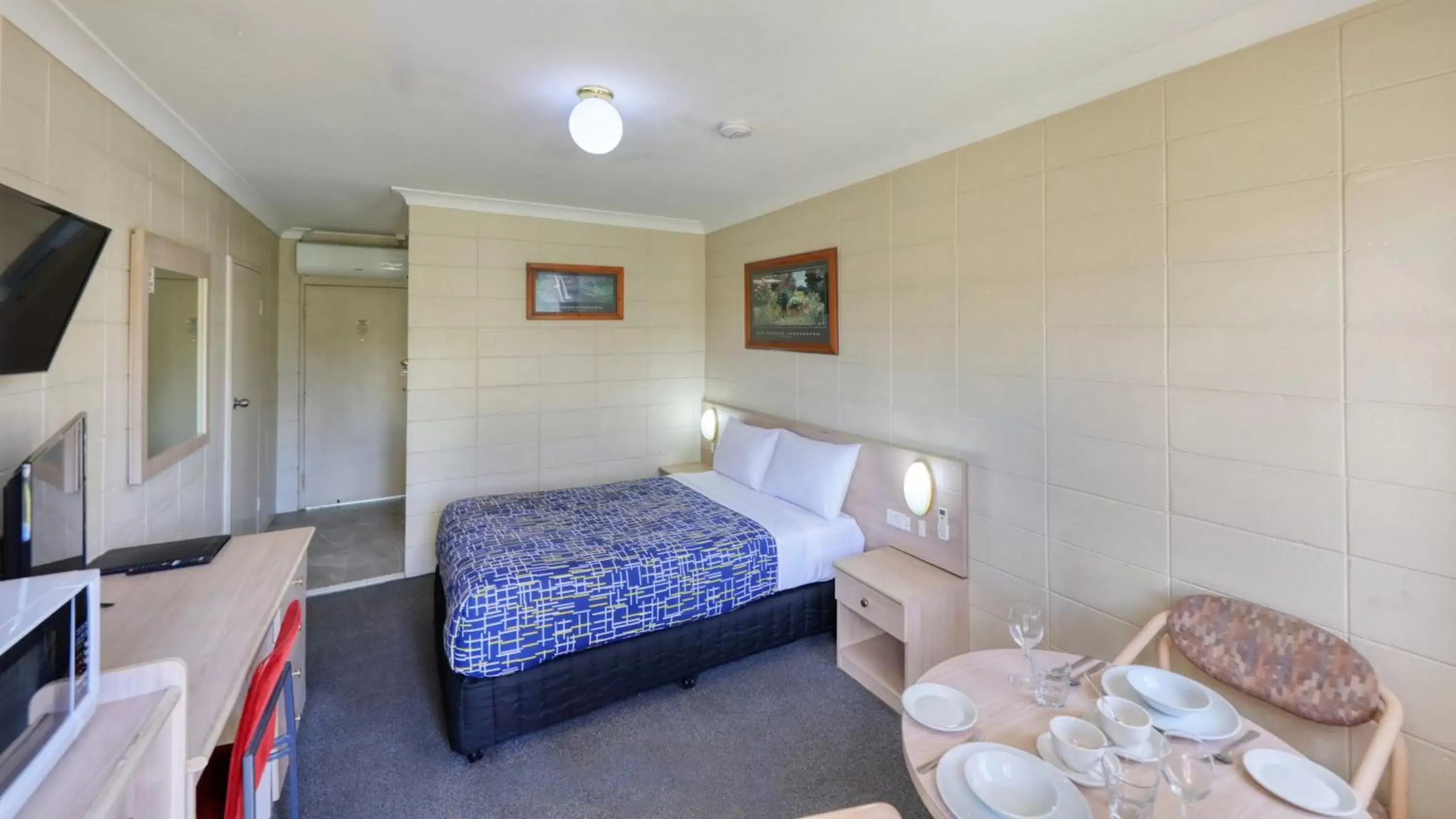 Dining area, Bed in Cootamundra Gardens Motel