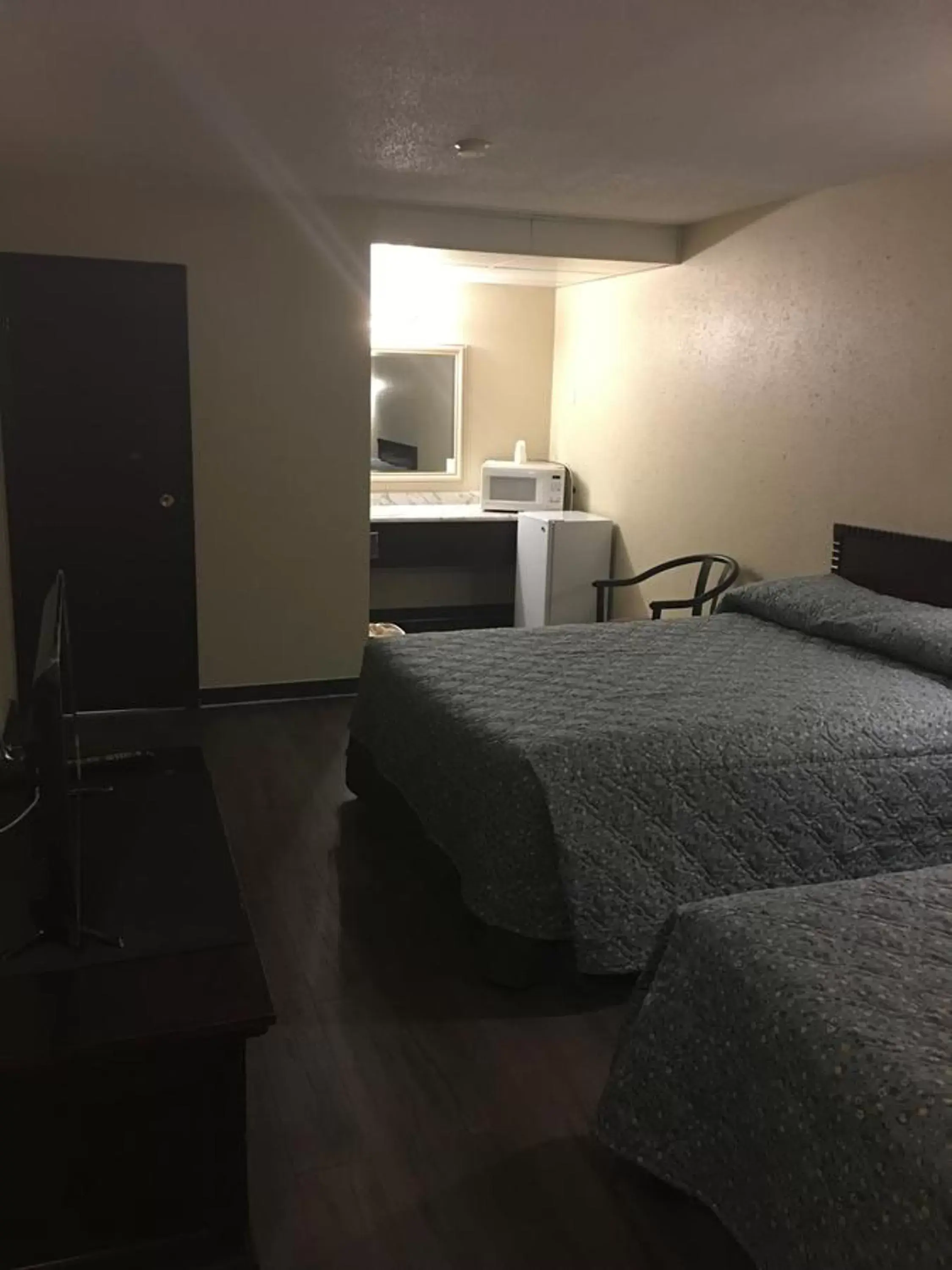 Bed in Red Deer Inn & Suites