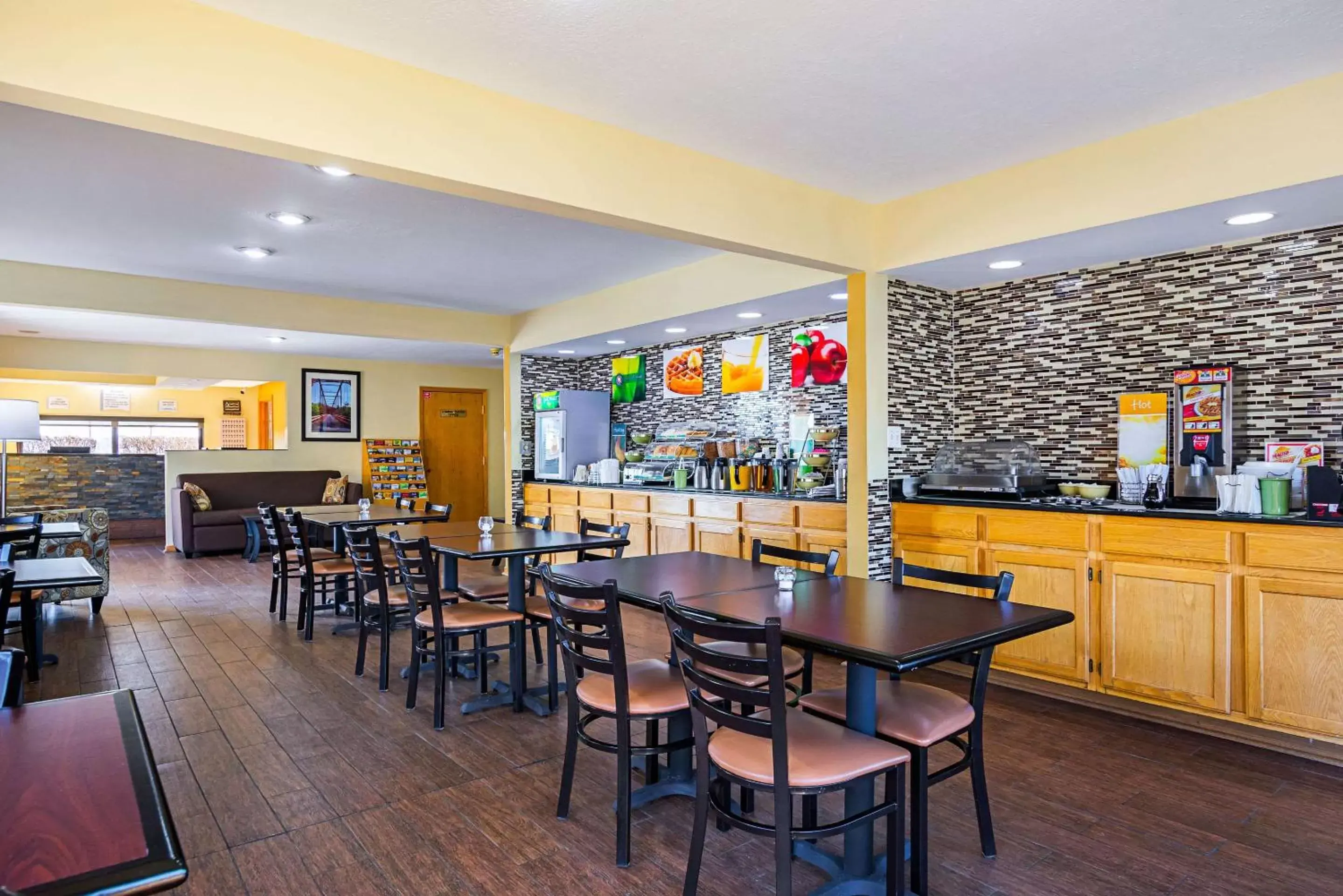 Restaurant/Places to Eat in Quality Inn & Suites Greensburg I-74
